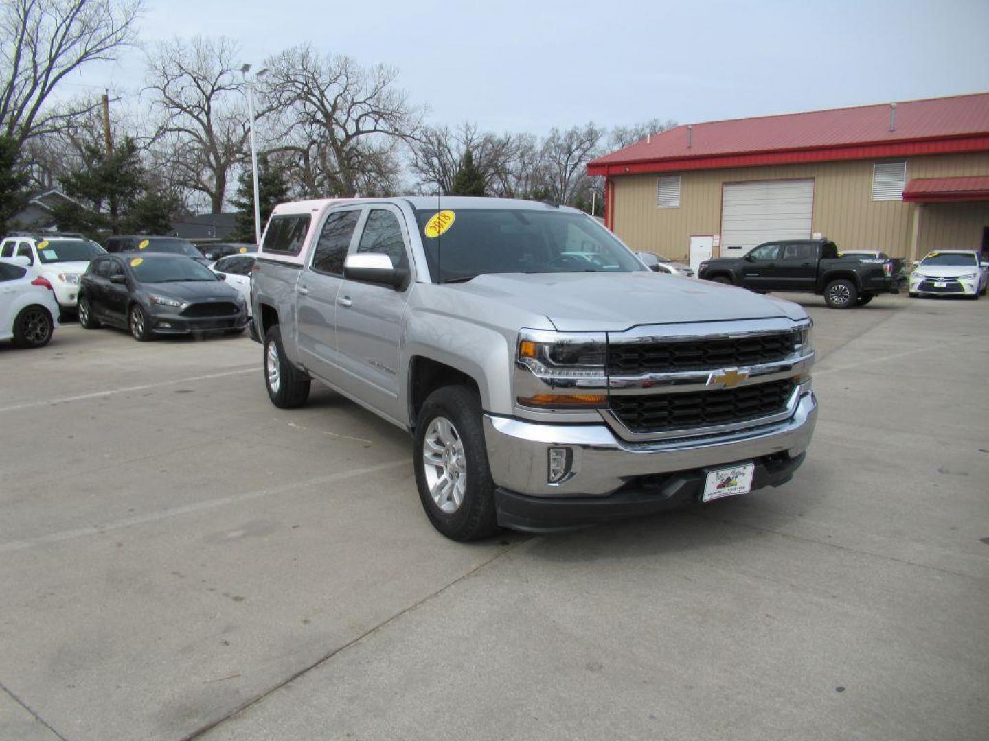 2018 SILVER CHEVROLET SILVERADO 1500 CREW CAB LT (3GCUKREC9JG) with an 5.3L engine, Automatic transmission, located at 908 SE 14th Street, Des Moines, IA, 50317, (515) 281-0330, 41.580303, -93.597046 - Photo#2