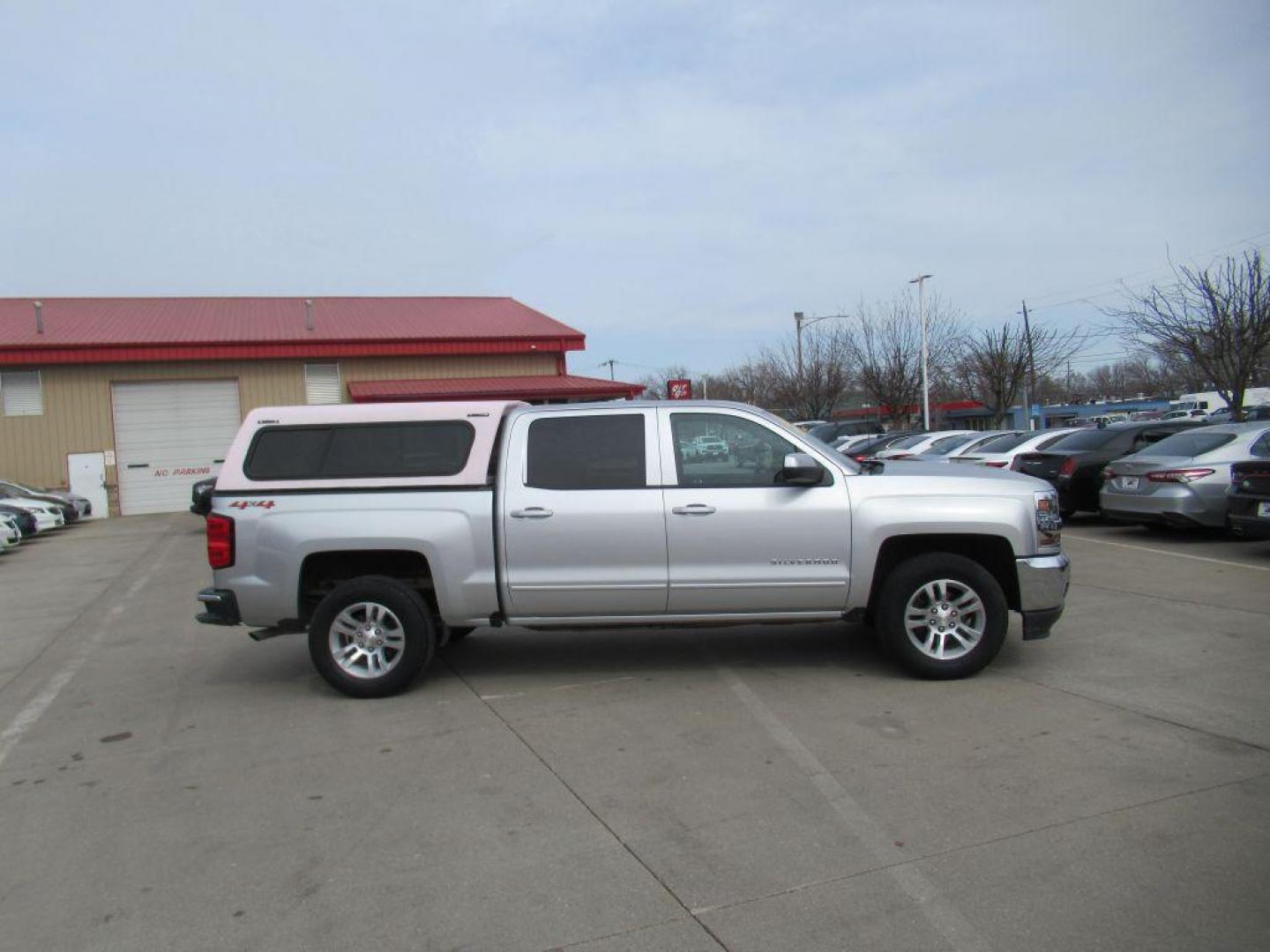 2018 SILVER CHEVROLET SILVERADO 1500 CREW CAB LT (3GCUKREC9JG) with an 5.3L engine, Automatic transmission, located at 908 SE 14th Street, Des Moines, IA, 50317, (515) 281-0330, 41.580303, -93.597046 - Photo#3