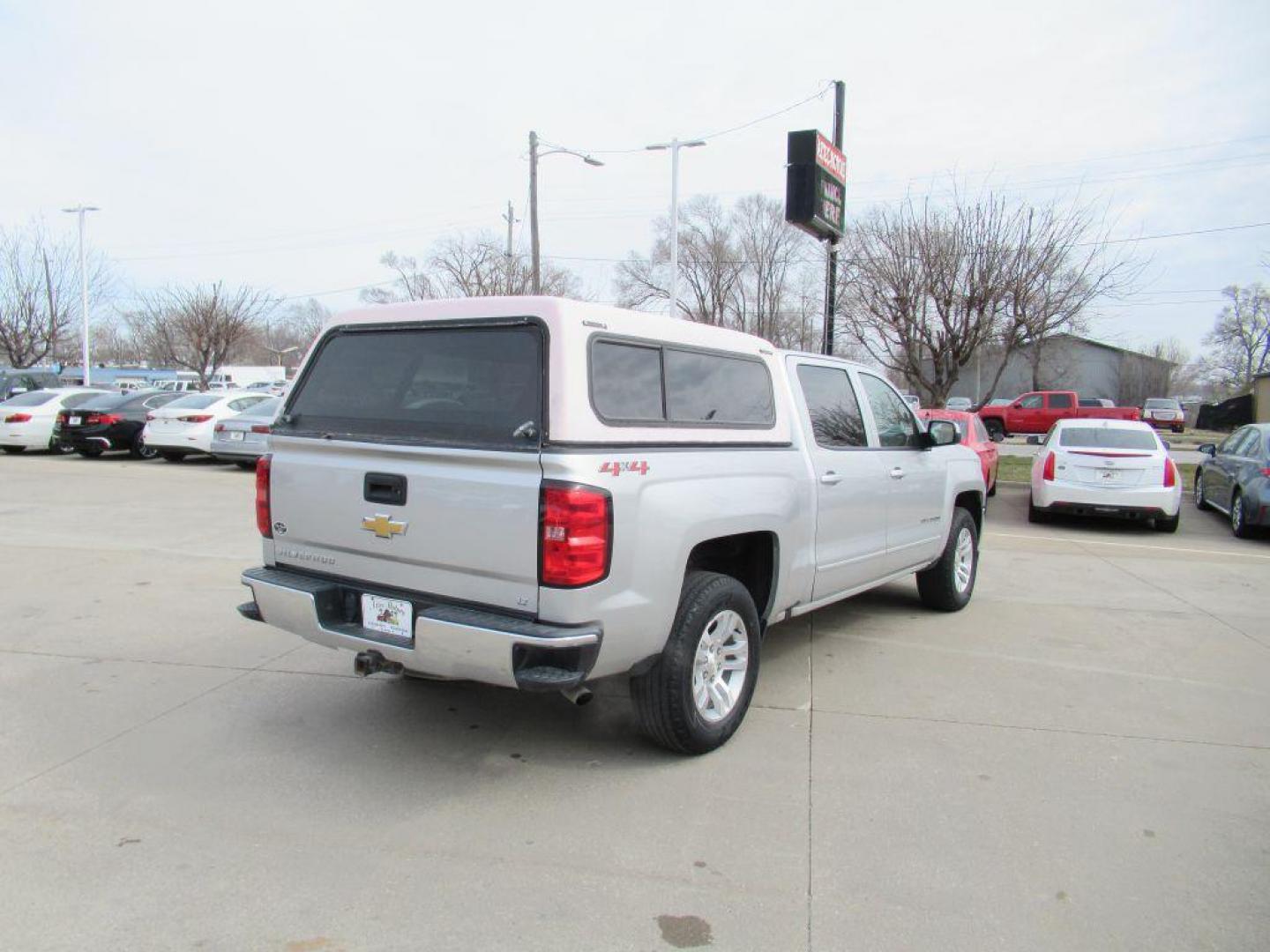 2018 SILVER CHEVROLET SILVERADO 1500 CREW CAB LT (3GCUKREC9JG) with an 5.3L engine, Automatic transmission, located at 908 SE 14th Street, Des Moines, IA, 50317, (515) 281-0330, 41.580303, -93.597046 - Photo#4