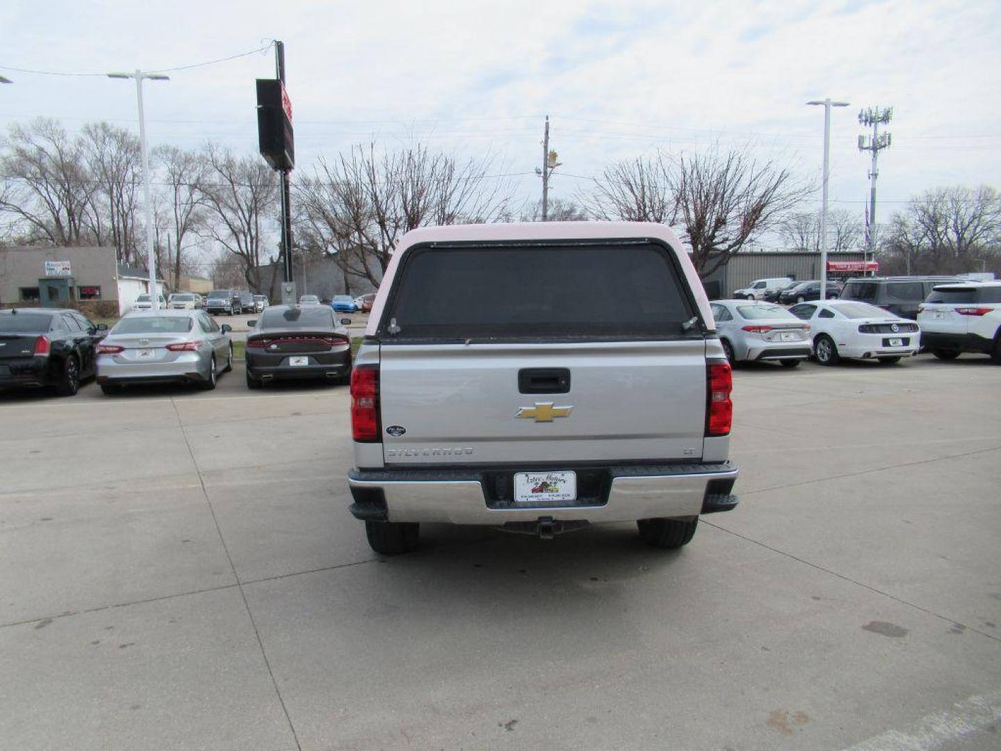 2018 SILVER CHEVROLET SILVERADO 1500 CREW CAB LT (3GCUKREC9JG) with an 5.3L engine, Automatic transmission, located at 908 SE 14th Street, Des Moines, IA, 50317, (515) 281-0330, 41.580303, -93.597046 - Photo#5