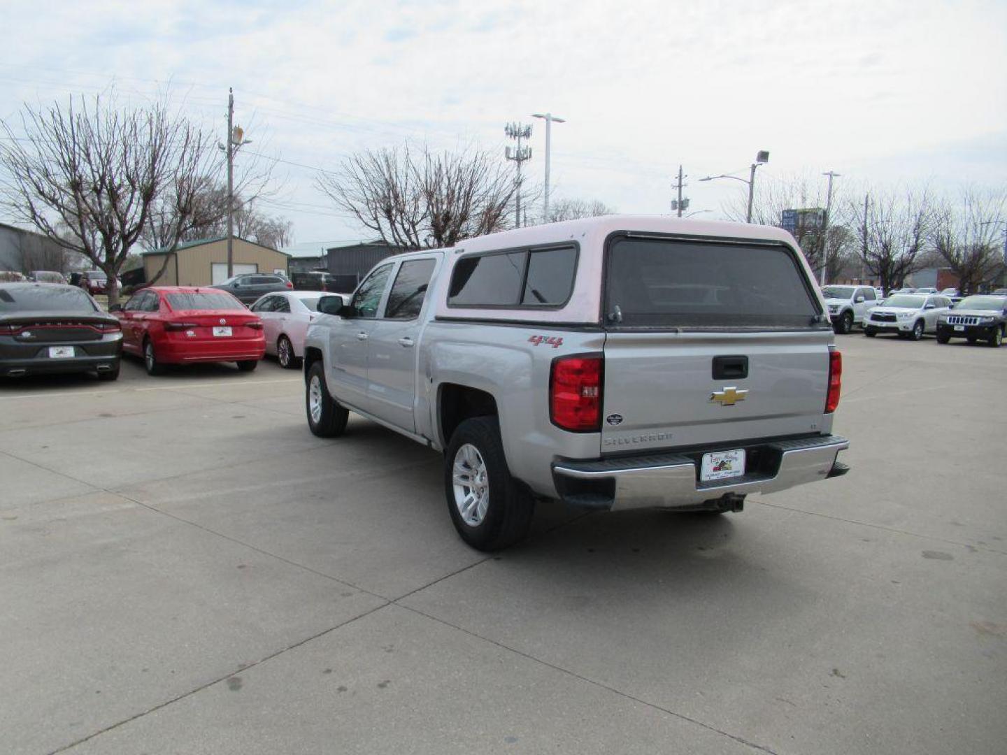 2018 SILVER CHEVROLET SILVERADO 1500 CREW CAB LT (3GCUKREC9JG) with an 5.3L engine, Automatic transmission, located at 908 SE 14th Street, Des Moines, IA, 50317, (515) 281-0330, 41.580303, -93.597046 - Photo#6