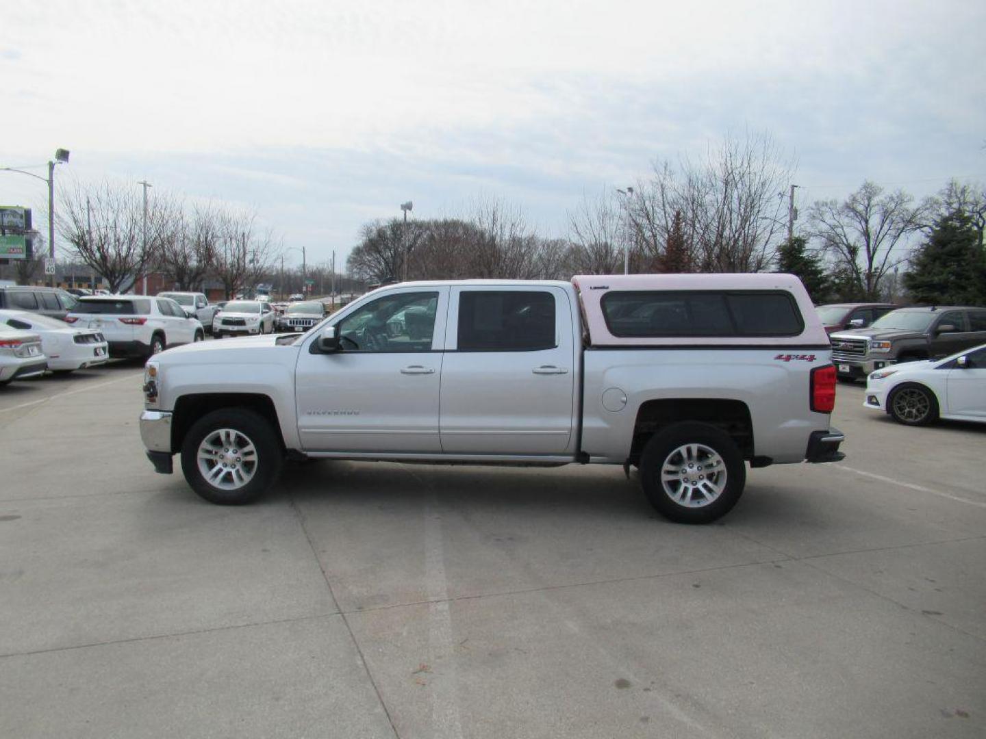 2018 SILVER CHEVROLET SILVERADO 1500 CREW CAB LT (3GCUKREC9JG) with an 5.3L engine, Automatic transmission, located at 908 SE 14th Street, Des Moines, IA, 50317, (515) 281-0330, 41.580303, -93.597046 - Photo#7