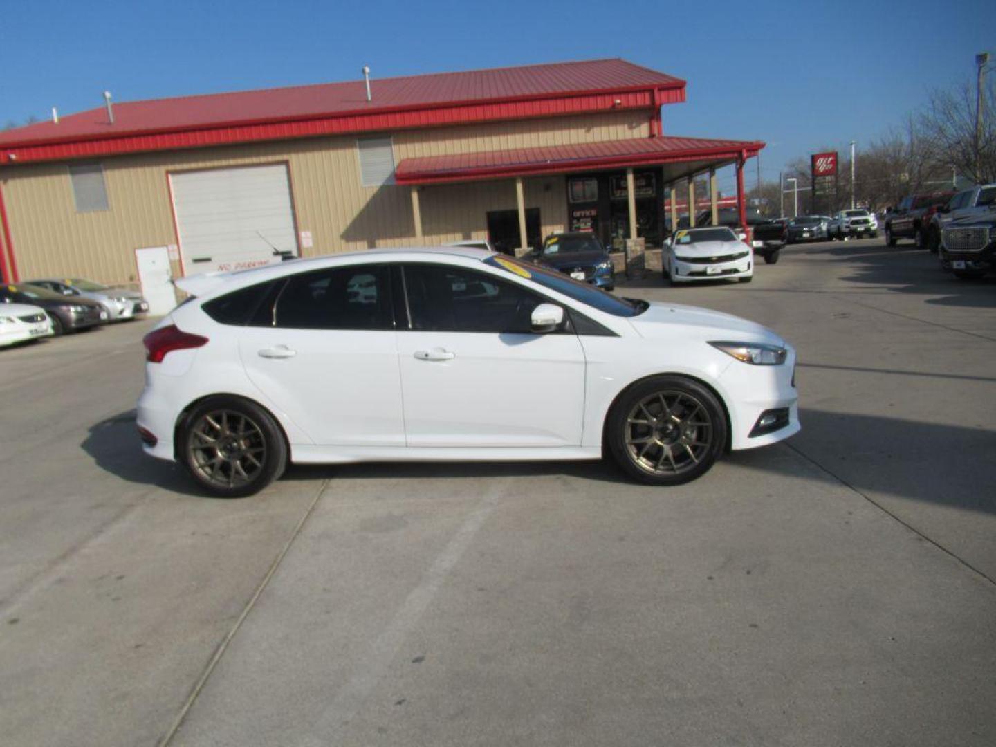 2018 WHITE FORD FOCUS ST (1FADP3L98JL) with an 2.0L engine, 6-Speed Manual transmission, located at 908 SE 14th Street, Des Moines, IA, 50317, (515) 281-0330, 41.580303, -93.597046 - Photo#3