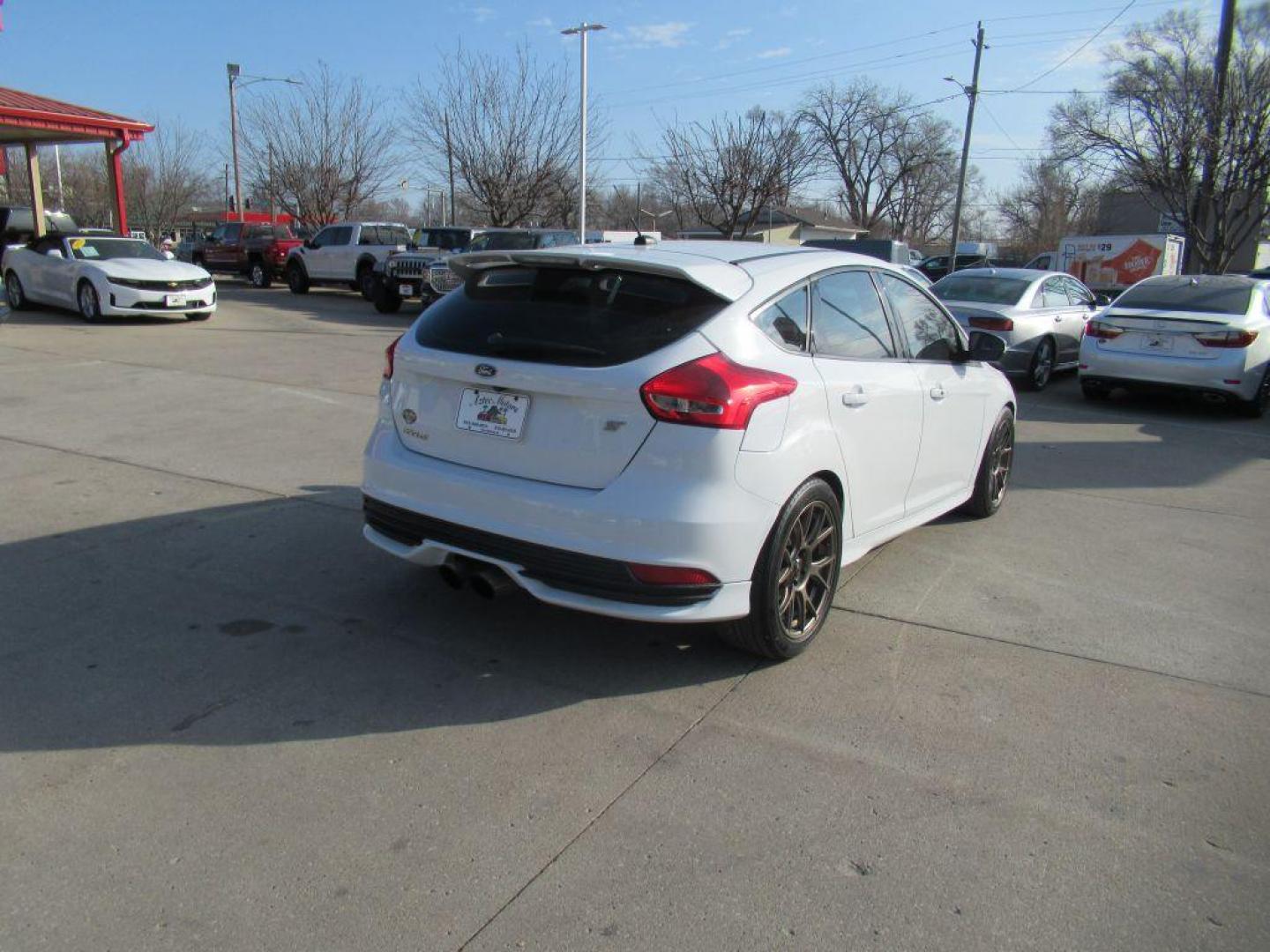 2018 WHITE FORD FOCUS ST (1FADP3L98JL) with an 2.0L engine, 6-Speed Manual transmission, located at 908 SE 14th Street, Des Moines, IA, 50317, (515) 281-0330, 41.580303, -93.597046 - Photo#4