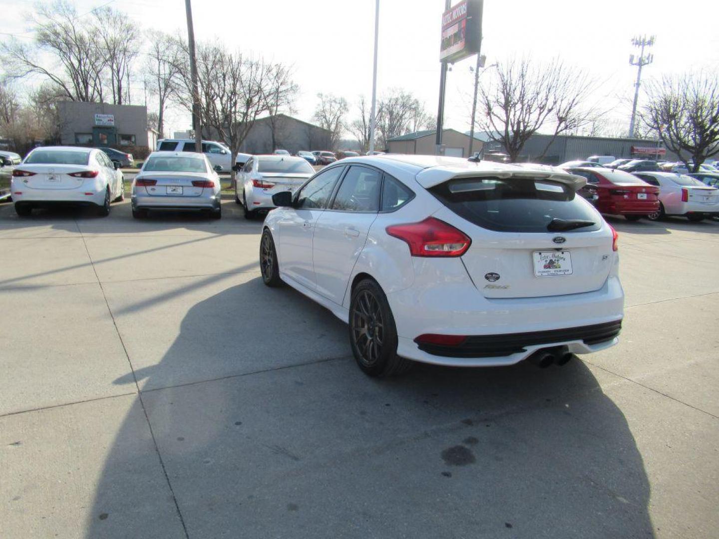 2018 WHITE FORD FOCUS ST (1FADP3L98JL) with an 2.0L engine, 6-Speed Manual transmission, located at 908 SE 14th Street, Des Moines, IA, 50317, (515) 281-0330, 41.580303, -93.597046 - Photo#6