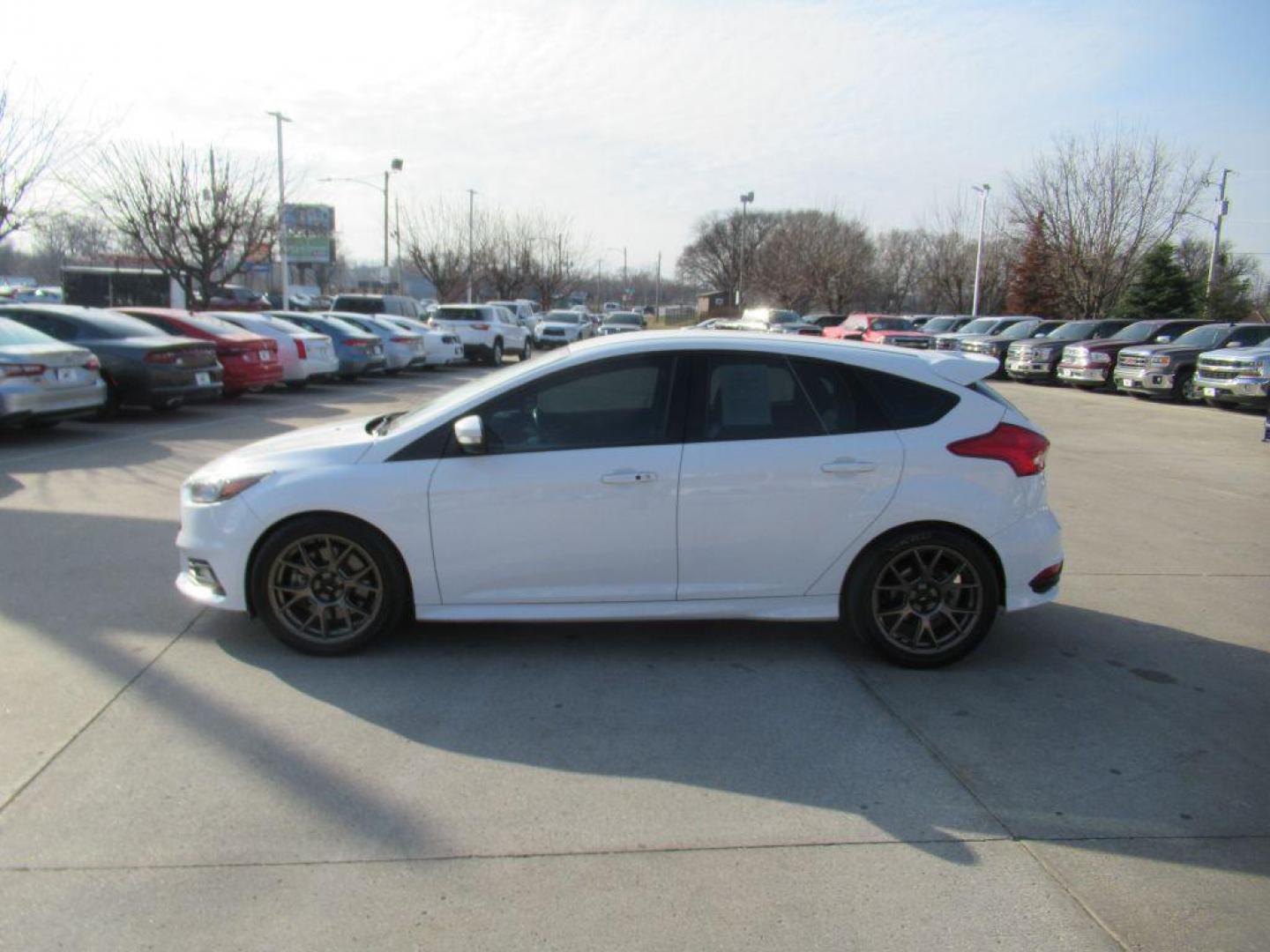 2018 WHITE FORD FOCUS ST (1FADP3L98JL) with an 2.0L engine, 6-Speed Manual transmission, located at 908 SE 14th Street, Des Moines, IA, 50317, (515) 281-0330, 41.580303, -93.597046 - Photo#7