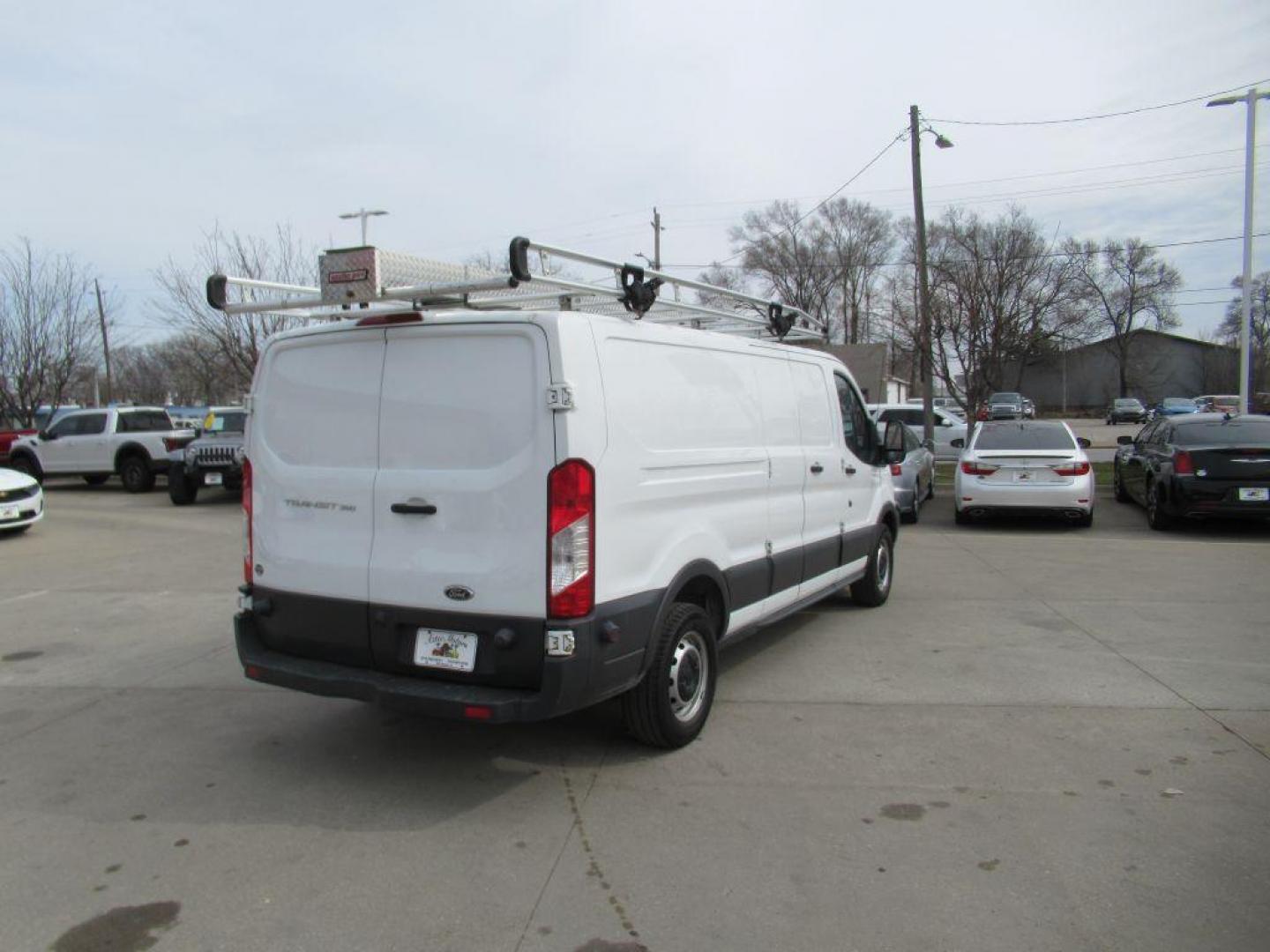 2017 WHITE FORD TRANSIT T-350 (1FTBW2ZM6HK) with an 3.7L engine, Automatic transmission, located at 908 SE 14th Street, Des Moines, IA, 50317, (515) 281-0330, 41.580303, -93.597046 - Photo#4