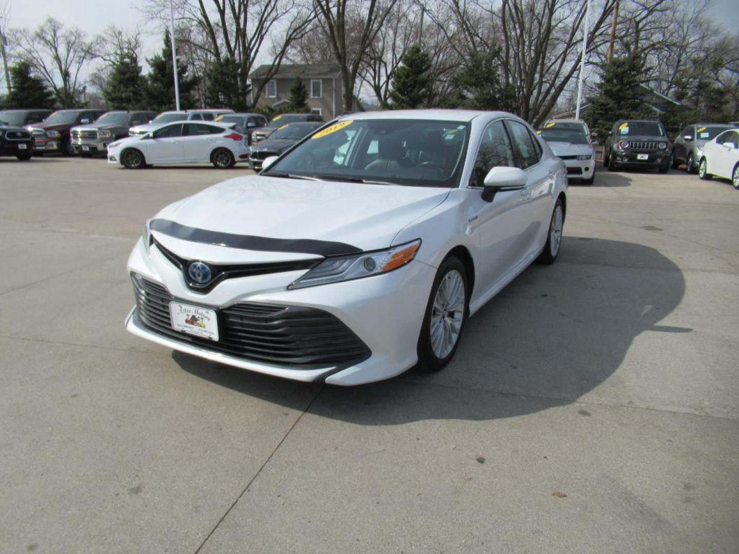 2019 WHITE TOYOTA CAMRY HYBRID (4T1B21HK0KU) with an 2.5L engine, Continuously Variable transmission, located at 908 SE 14th Street, Des Moines, IA, 50317, (515) 281-0330, 41.580303, -93.597046 - Photo#0