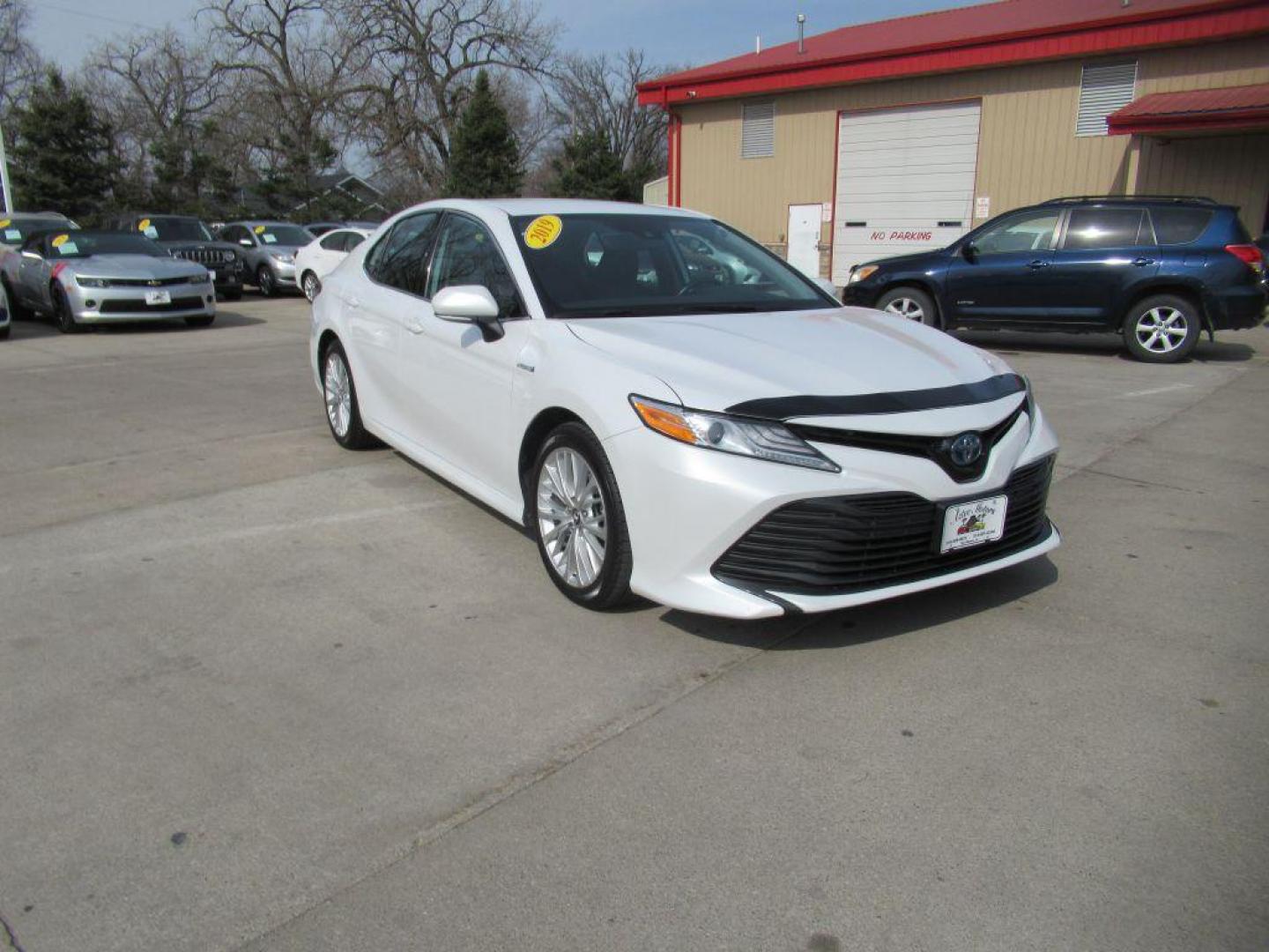 2019 WHITE TOYOTA CAMRY HYBRID (4T1B21HK0KU) with an 2.5L engine, Continuously Variable transmission, located at 908 SE 14th Street, Des Moines, IA, 50317, (515) 281-0330, 41.580303, -93.597046 - Photo#2