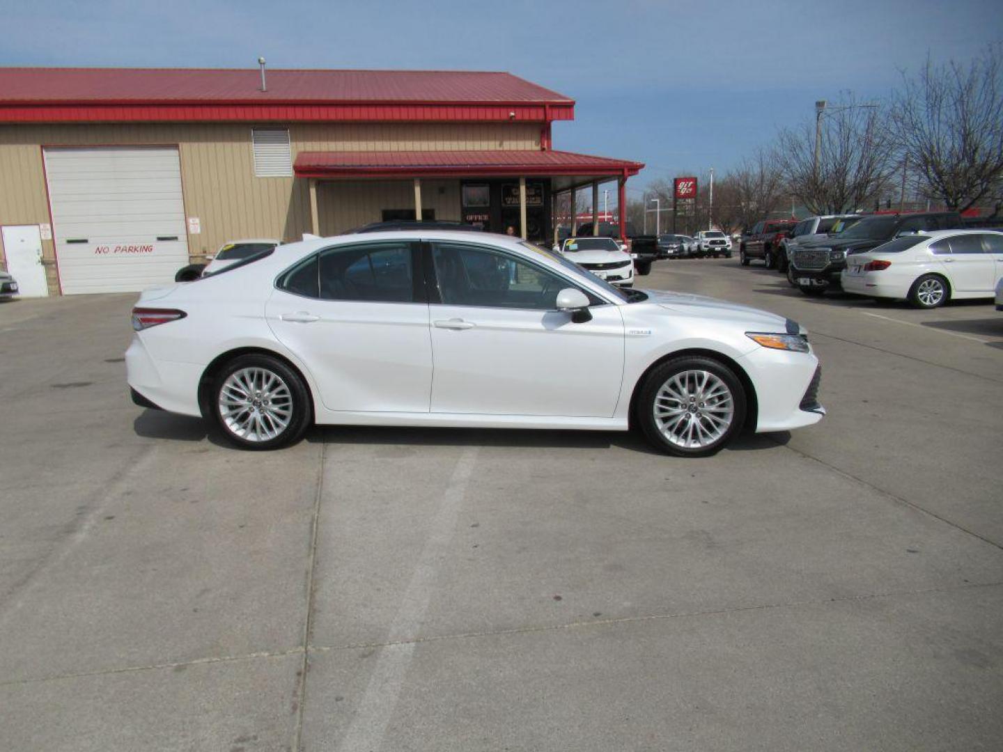 2019 WHITE TOYOTA CAMRY HYBRID (4T1B21HK0KU) with an 2.5L engine, Continuously Variable transmission, located at 908 SE 14th Street, Des Moines, IA, 50317, (515) 281-0330, 41.580303, -93.597046 - Photo#3