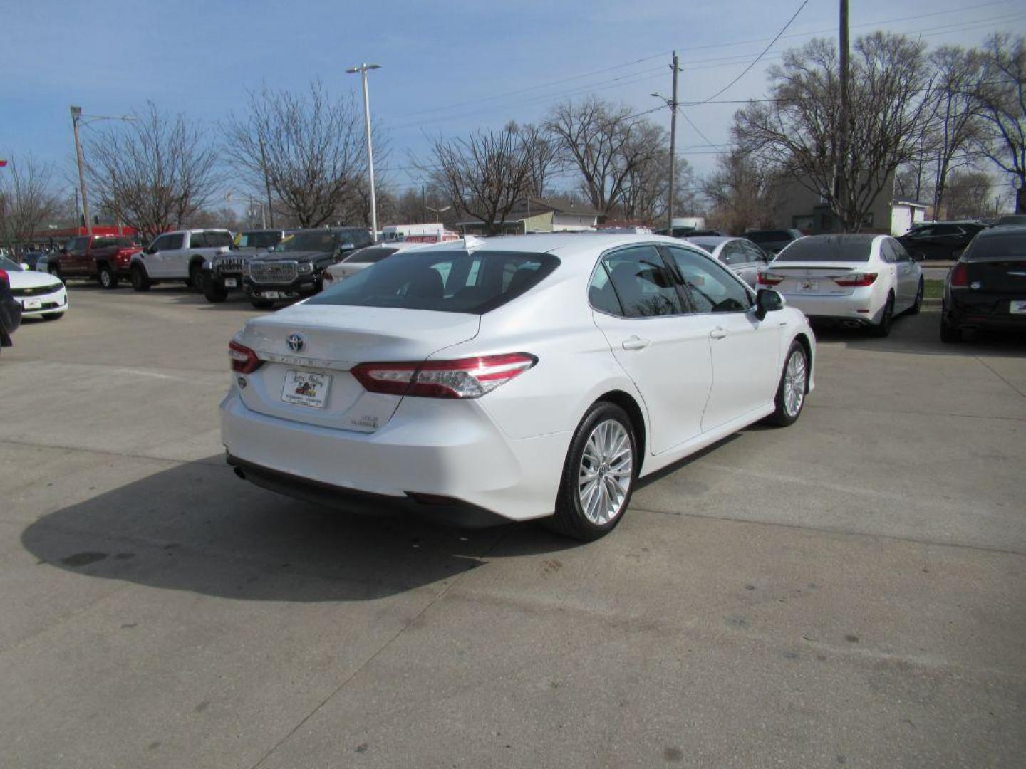 2019 WHITE TOYOTA CAMRY HYBRID (4T1B21HK0KU) with an 2.5L engine, Continuously Variable transmission, located at 908 SE 14th Street, Des Moines, IA, 50317, (515) 281-0330, 41.580303, -93.597046 - Photo#4