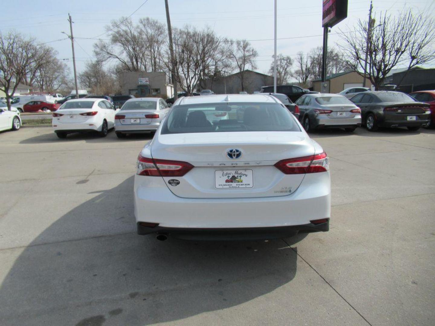 2019 WHITE TOYOTA CAMRY HYBRID (4T1B21HK0KU) with an 2.5L engine, Continuously Variable transmission, located at 908 SE 14th Street, Des Moines, IA, 50317, (515) 281-0330, 41.580303, -93.597046 - Photo#5