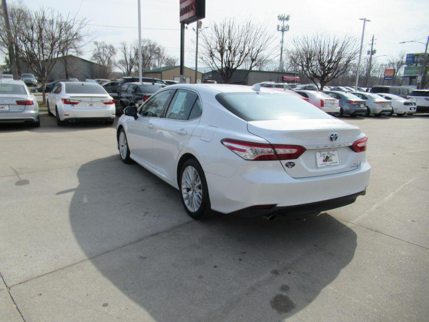 2019 WHITE TOYOTA CAMRY HYBRID (4T1B21HK0KU) with an 2.5L engine, Continuously Variable transmission, located at 908 SE 14th Street, Des Moines, IA, 50317, (515) 281-0330, 41.580303, -93.597046 - Photo#6