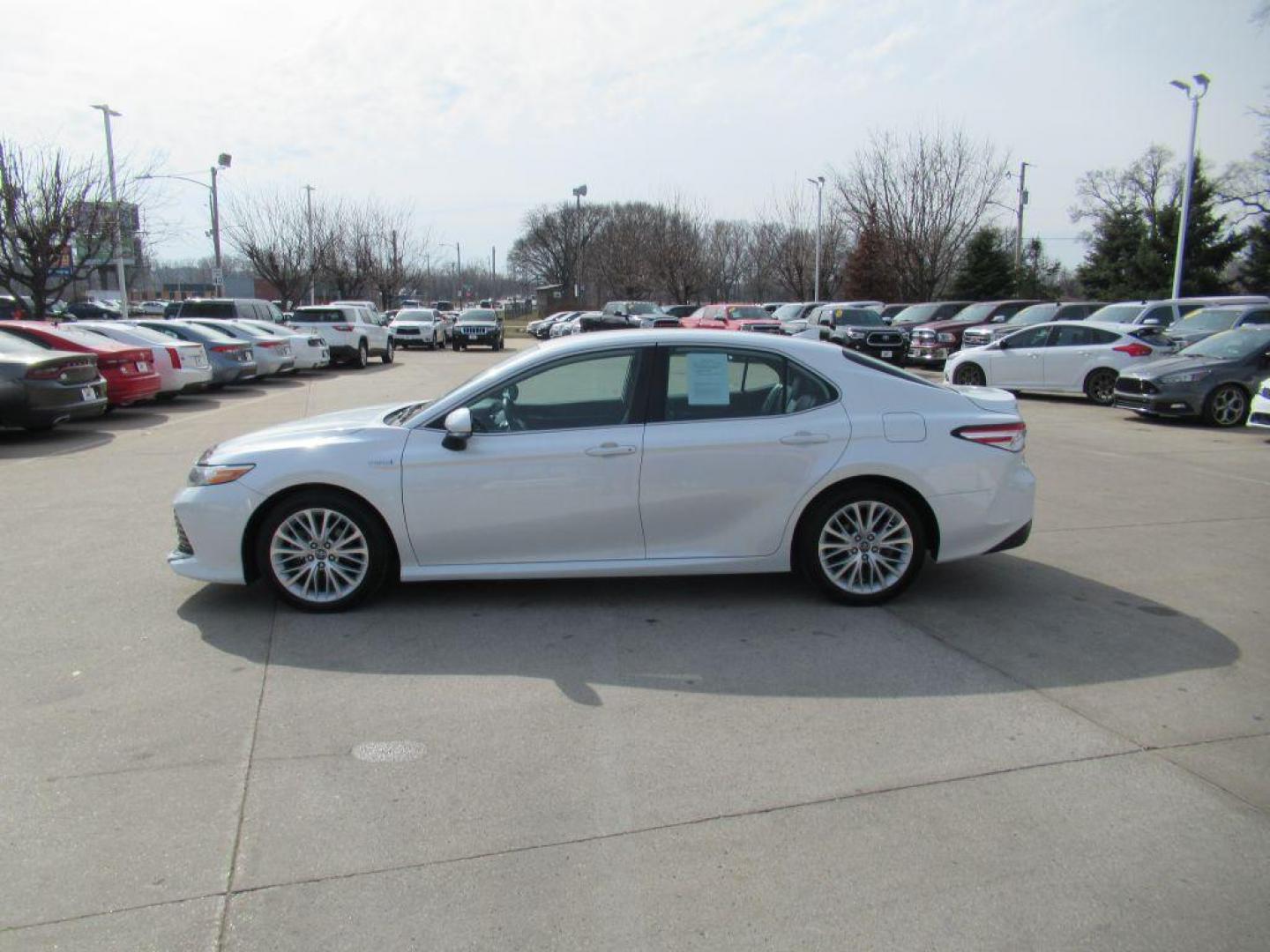 2019 WHITE TOYOTA CAMRY HYBRID (4T1B21HK0KU) with an 2.5L engine, Continuously Variable transmission, located at 908 SE 14th Street, Des Moines, IA, 50317, (515) 281-0330, 41.580303, -93.597046 - Photo#7