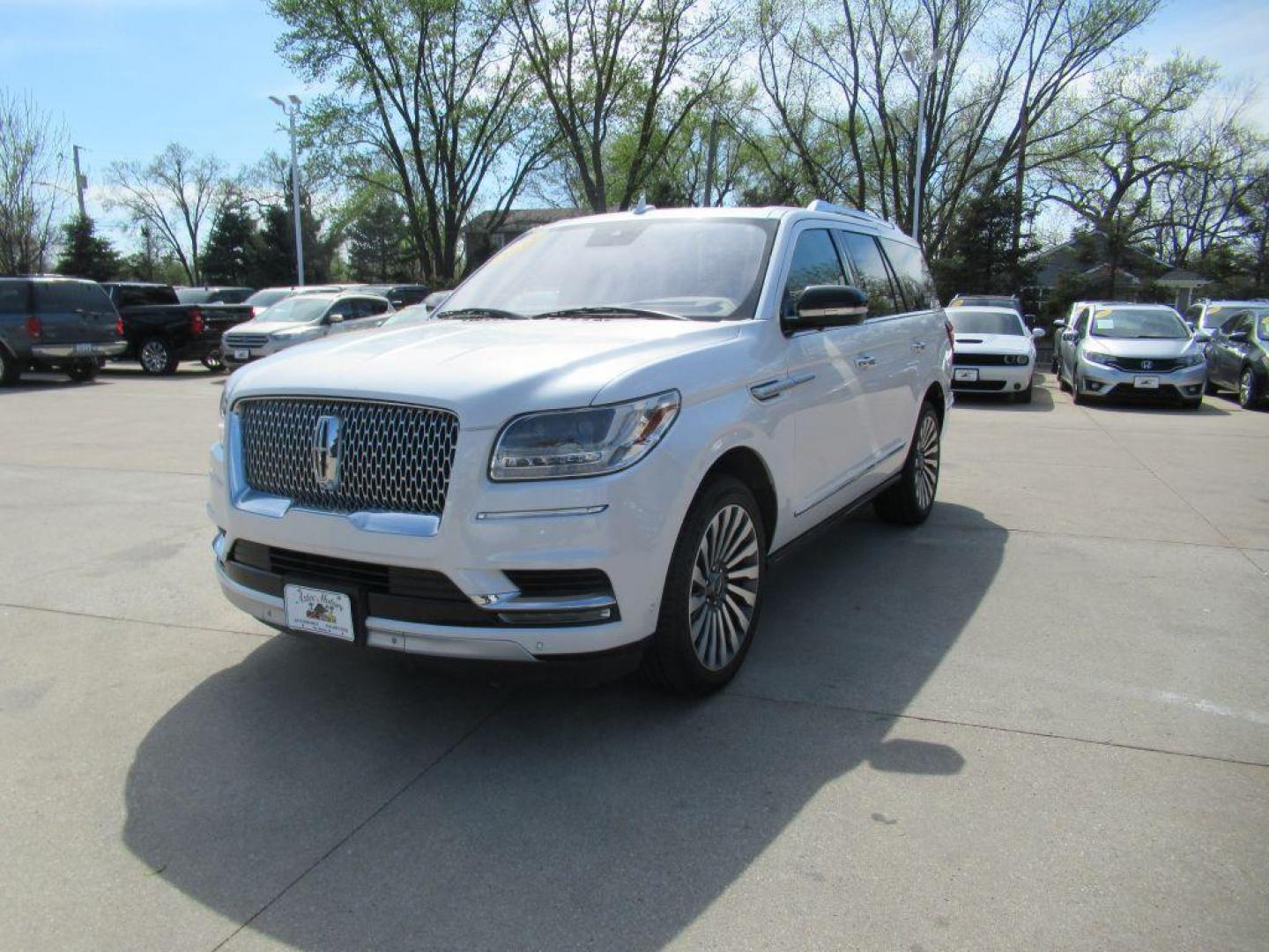 2018 WHITE LINCOLN NAVIGATOR RESERVE (5LMJJ2LT4JE) with an 3.5L engine, Automatic transmission, located at 908 SE 14th Street, Des Moines, IA, 50317, (515) 281-0330, 41.580303, -93.597046 - Photo#0