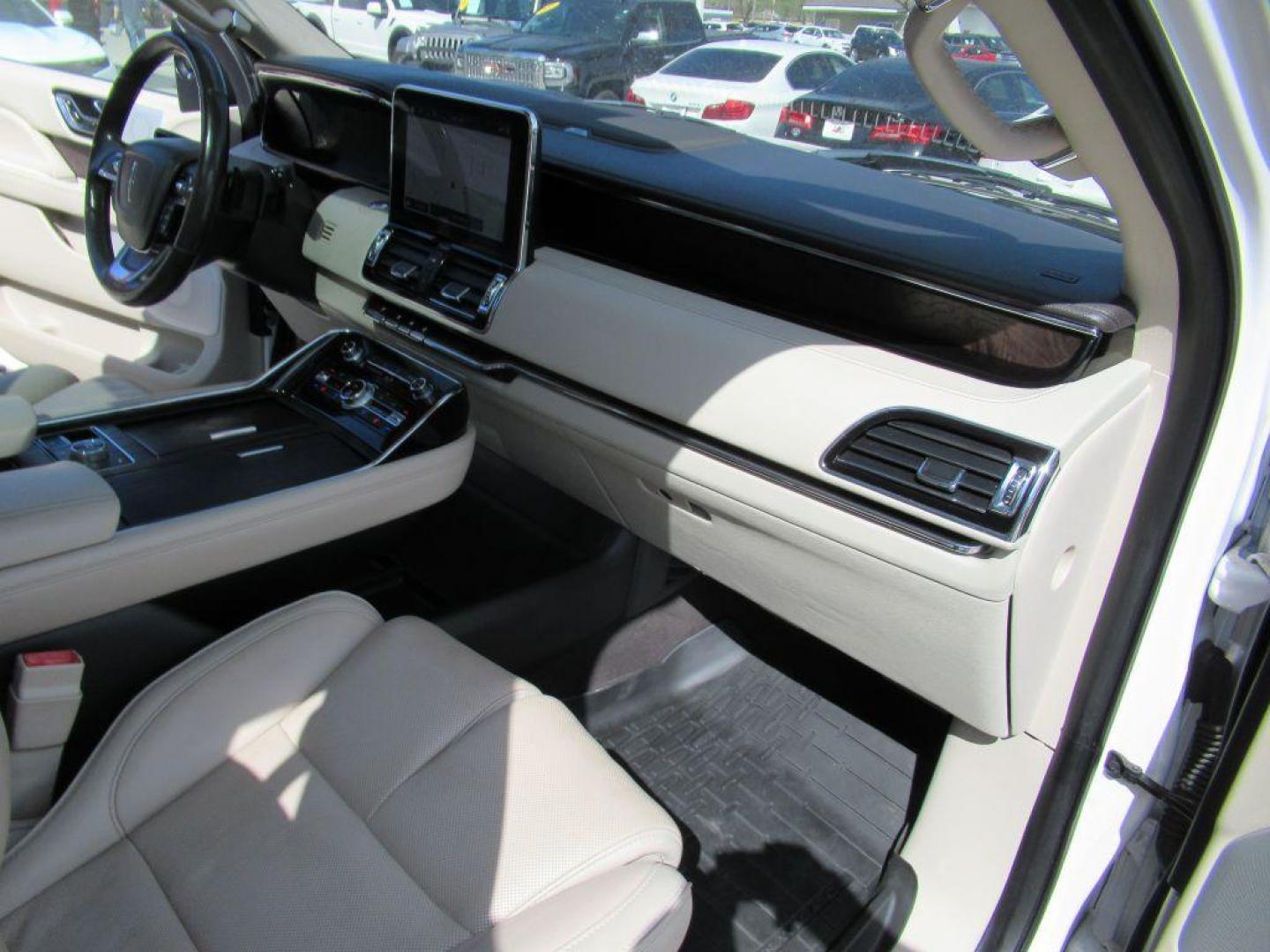 2018 WHITE LINCOLN NAVIGATOR RESERVE (5LMJJ2LT4JE) with an 3.5L engine, Automatic transmission, located at 908 SE 14th Street, Des Moines, IA, 50317, (515) 281-0330, 41.580303, -93.597046 - Photo#13