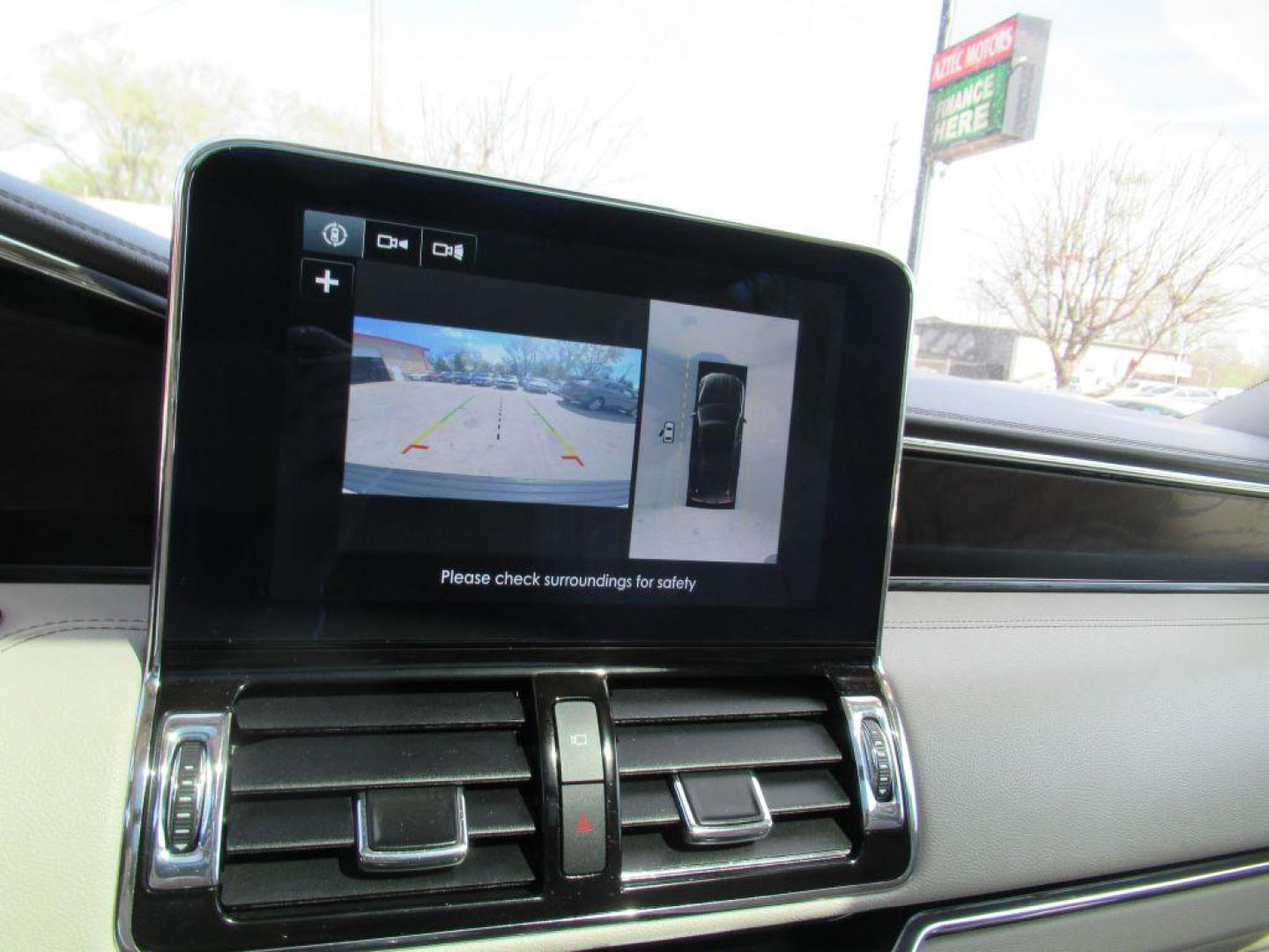 2018 WHITE LINCOLN NAVIGATOR RESERVE (5LMJJ2LT4JE) with an 3.5L engine, Automatic transmission, located at 908 SE 14th Street, Des Moines, IA, 50317, (515) 281-0330, 41.580303, -93.597046 - Photo#22