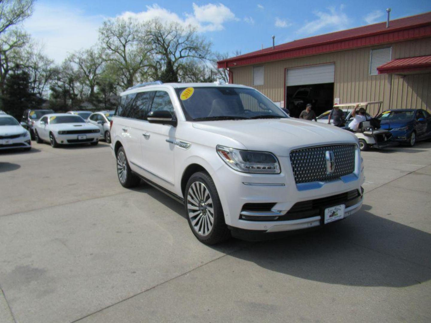 2018 WHITE LINCOLN NAVIGATOR RESERVE (5LMJJ2LT4JE) with an 3.5L engine, Automatic transmission, located at 908 SE 14th Street, Des Moines, IA, 50317, (515) 281-0330, 41.580303, -93.597046 - Photo#2