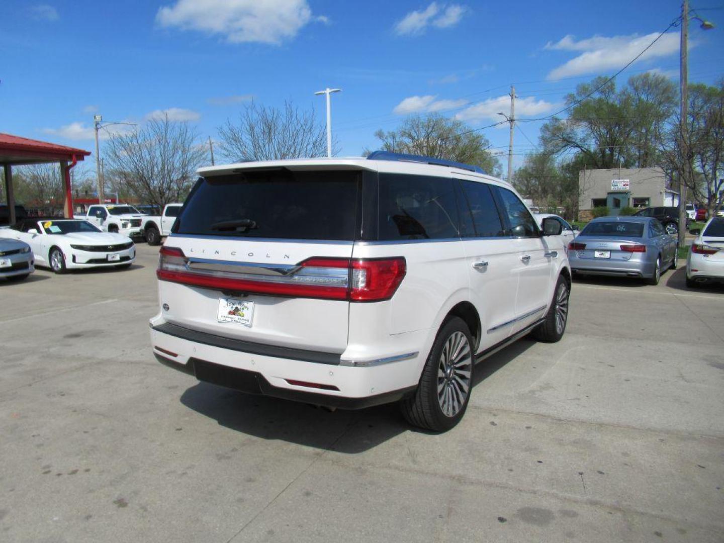 2018 WHITE LINCOLN NAVIGATOR RESERVE (5LMJJ2LT4JE) with an 3.5L engine, Automatic transmission, located at 908 SE 14th Street, Des Moines, IA, 50317, (515) 281-0330, 41.580303, -93.597046 - Photo#4