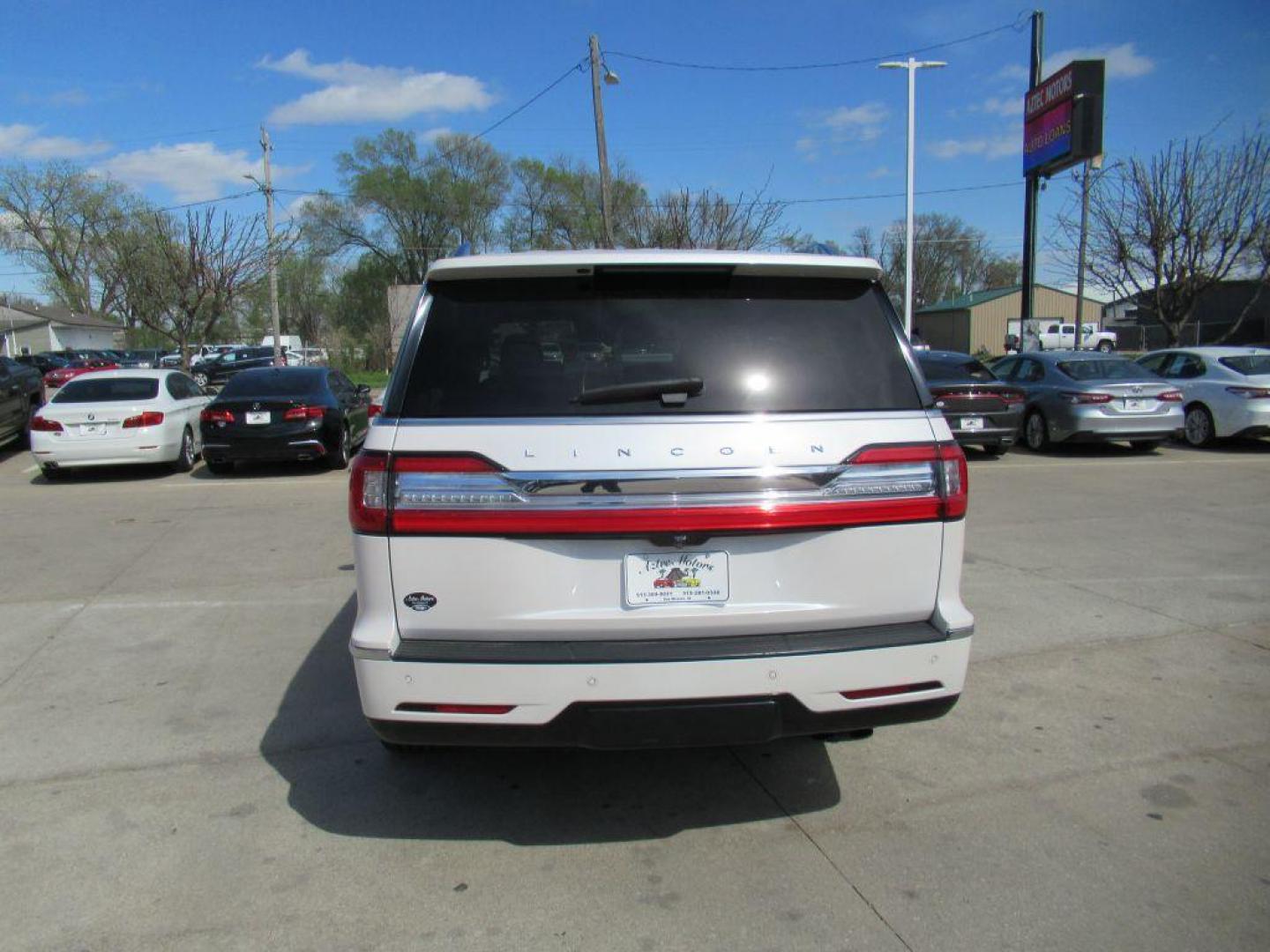 2018 WHITE LINCOLN NAVIGATOR RESERVE (5LMJJ2LT4JE) with an 3.5L engine, Automatic transmission, located at 908 SE 14th Street, Des Moines, IA, 50317, (515) 281-0330, 41.580303, -93.597046 - Photo#5