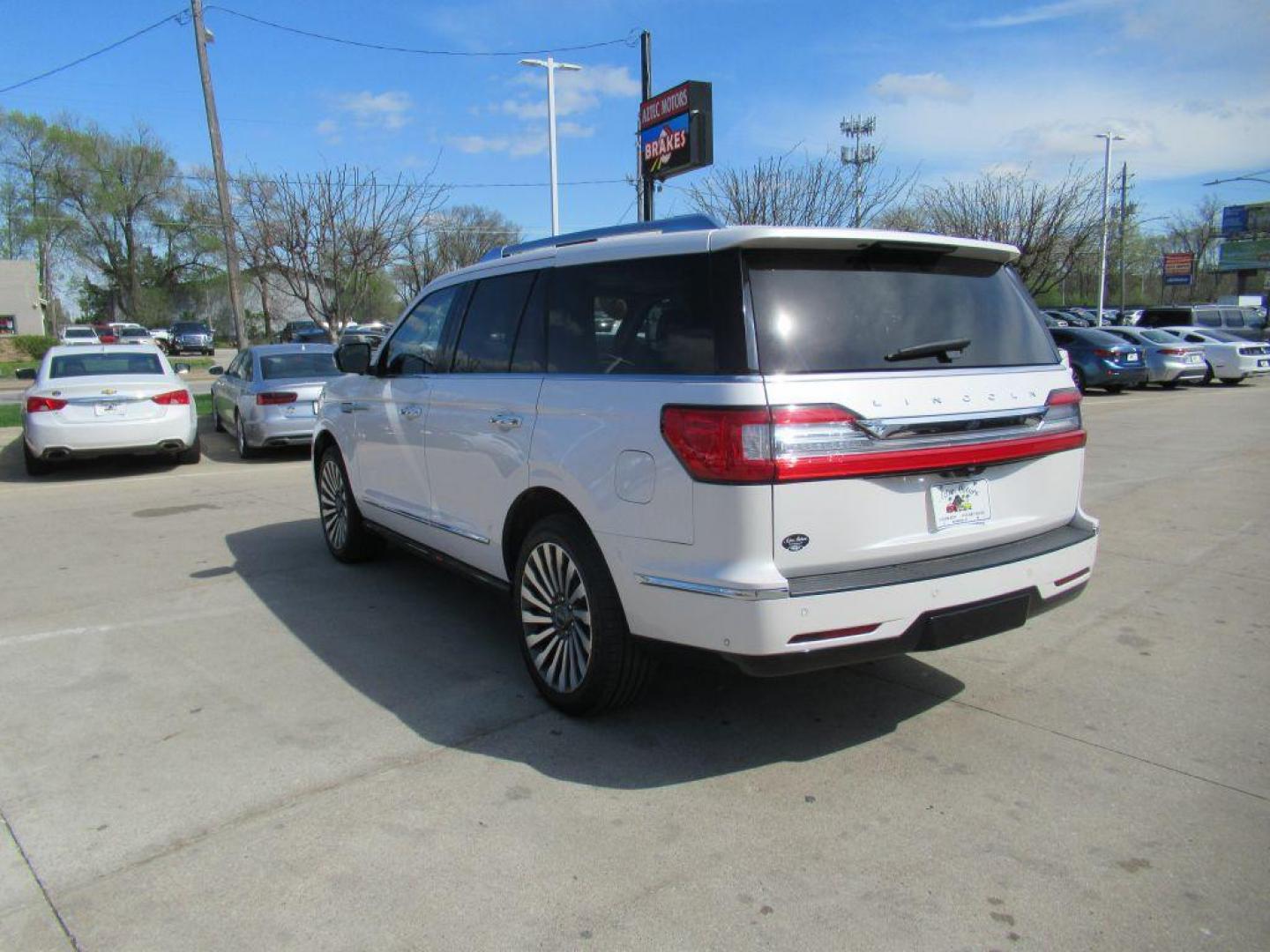 2018 WHITE LINCOLN NAVIGATOR RESERVE (5LMJJ2LT4JE) with an 3.5L engine, Automatic transmission, located at 908 SE 14th Street, Des Moines, IA, 50317, (515) 281-0330, 41.580303, -93.597046 - Photo#6