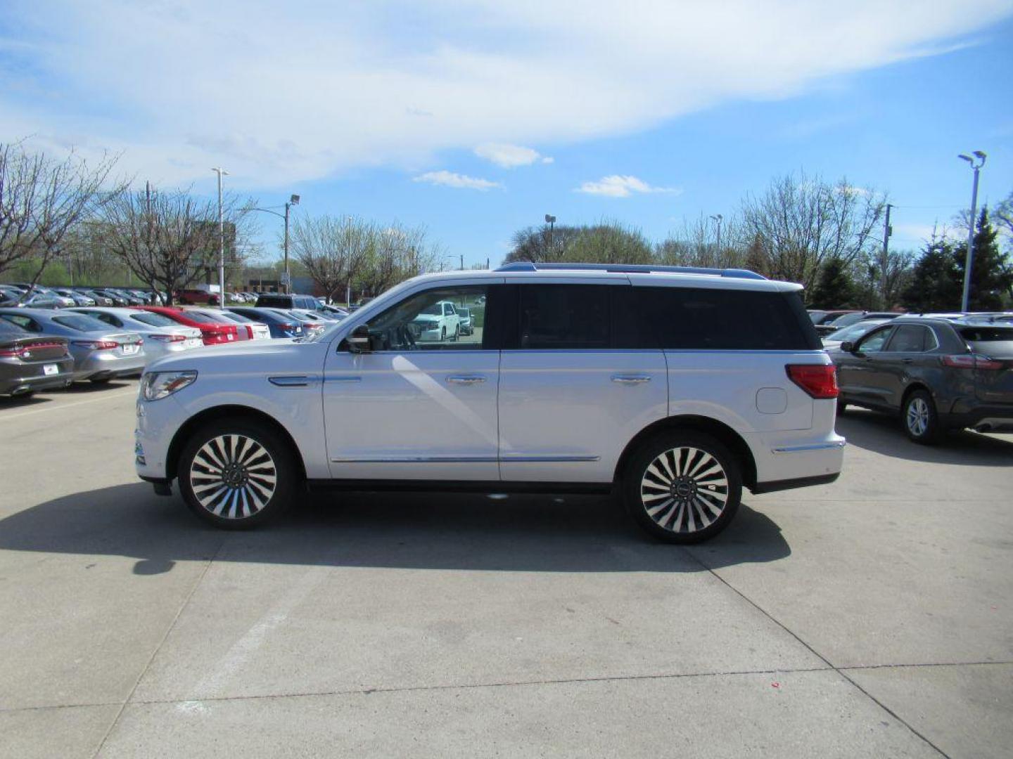 2018 WHITE LINCOLN NAVIGATOR RESERVE (5LMJJ2LT4JE) with an 3.5L engine, Automatic transmission, located at 908 SE 14th Street, Des Moines, IA, 50317, (515) 281-0330, 41.580303, -93.597046 - Photo#7