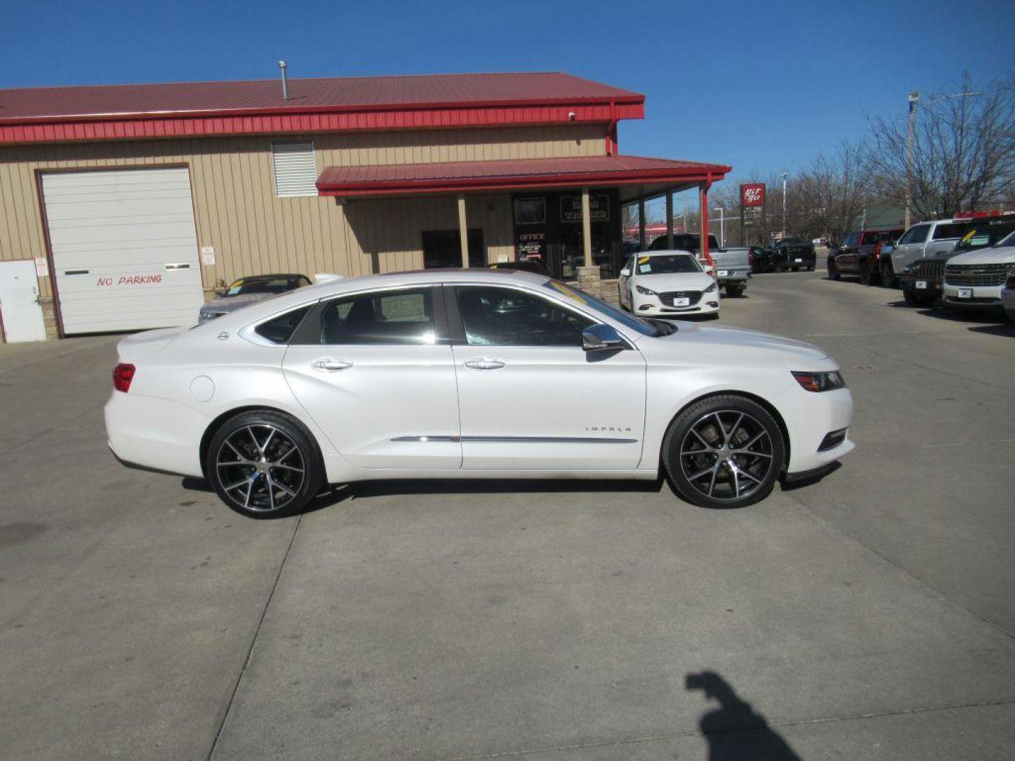 2015 WHITE CHEVROLET IMPALA LTZ (1G1165S3XFU) with an 3.6L engine, Automatic transmission, located at 908 SE 14th Street, Des Moines, IA, 50317, (515) 281-0330, 41.580303, -93.597046 - Photo#3