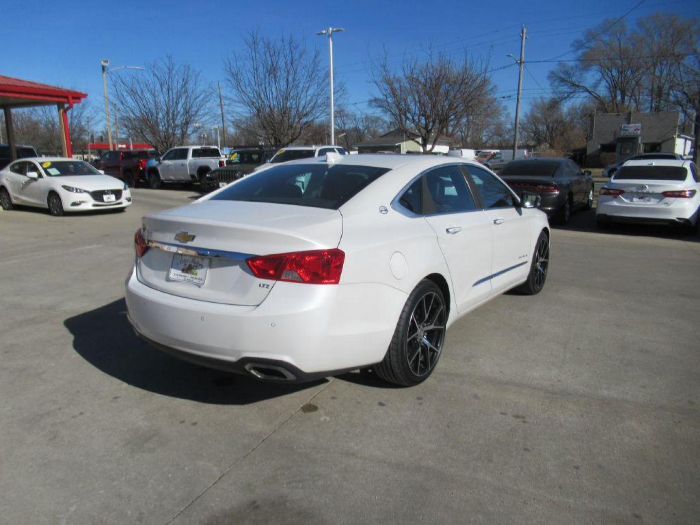 2015 WHITE CHEVROLET IMPALA LTZ (1G1165S3XFU) with an 3.6L engine, Automatic transmission, located at 908 SE 14th Street, Des Moines, IA, 50317, (515) 281-0330, 41.580303, -93.597046 - Photo#4