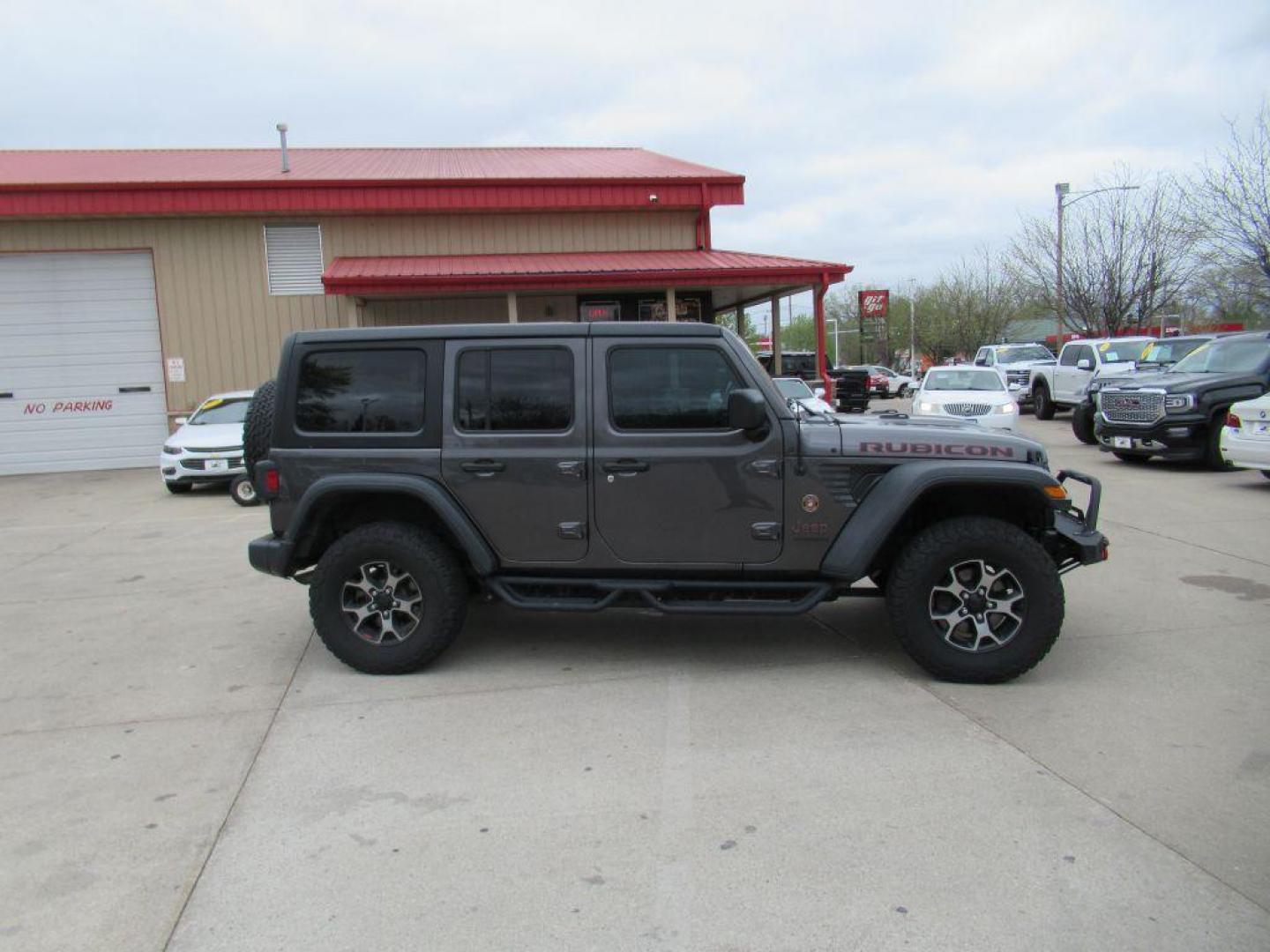 2018 GRAY JEEP WRANGLER UNLIMI RUBICON (1C4HJXFG3JW) with an 3.6L engine, Automatic transmission, located at 908 SE 14th Street, Des Moines, IA, 50317, (515) 281-0330, 41.580303, -93.597046 - Photo#3