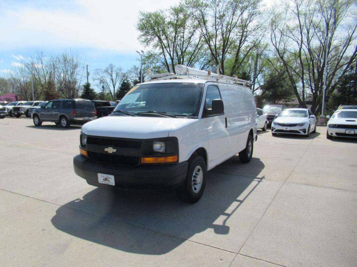 2014 WHITE CHEVROLET EXPRESS G2500 (1GCWGFCA1E1) with an 4.8L engine, Automatic transmission, located at 908 SE 14th Street, Des Moines, IA, 50317, (515) 281-0330, 41.580303, -93.597046 - Photo#0