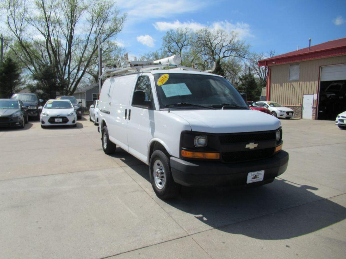 2014 WHITE CHEVROLET EXPRESS G2500 (1GCWGFCA1E1) with an 4.8L engine, Automatic transmission, located at 908 SE 14th Street, Des Moines, IA, 50317, (515) 281-0330, 41.580303, -93.597046 - Photo#2