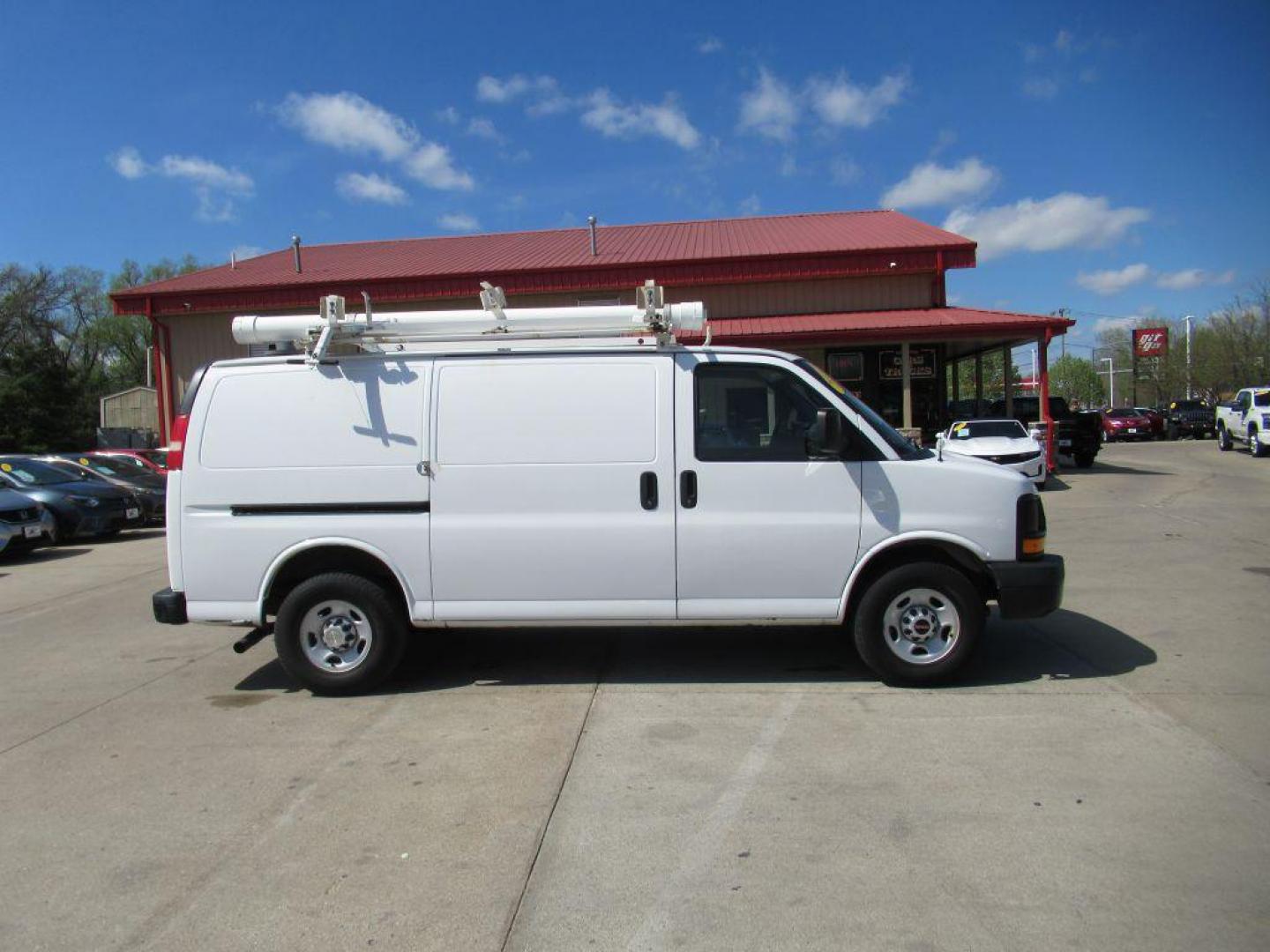 2014 WHITE CHEVROLET EXPRESS G2500 (1GCWGFCA1E1) with an 4.8L engine, Automatic transmission, located at 908 SE 14th Street, Des Moines, IA, 50317, (515) 281-0330, 41.580303, -93.597046 - Photo#3