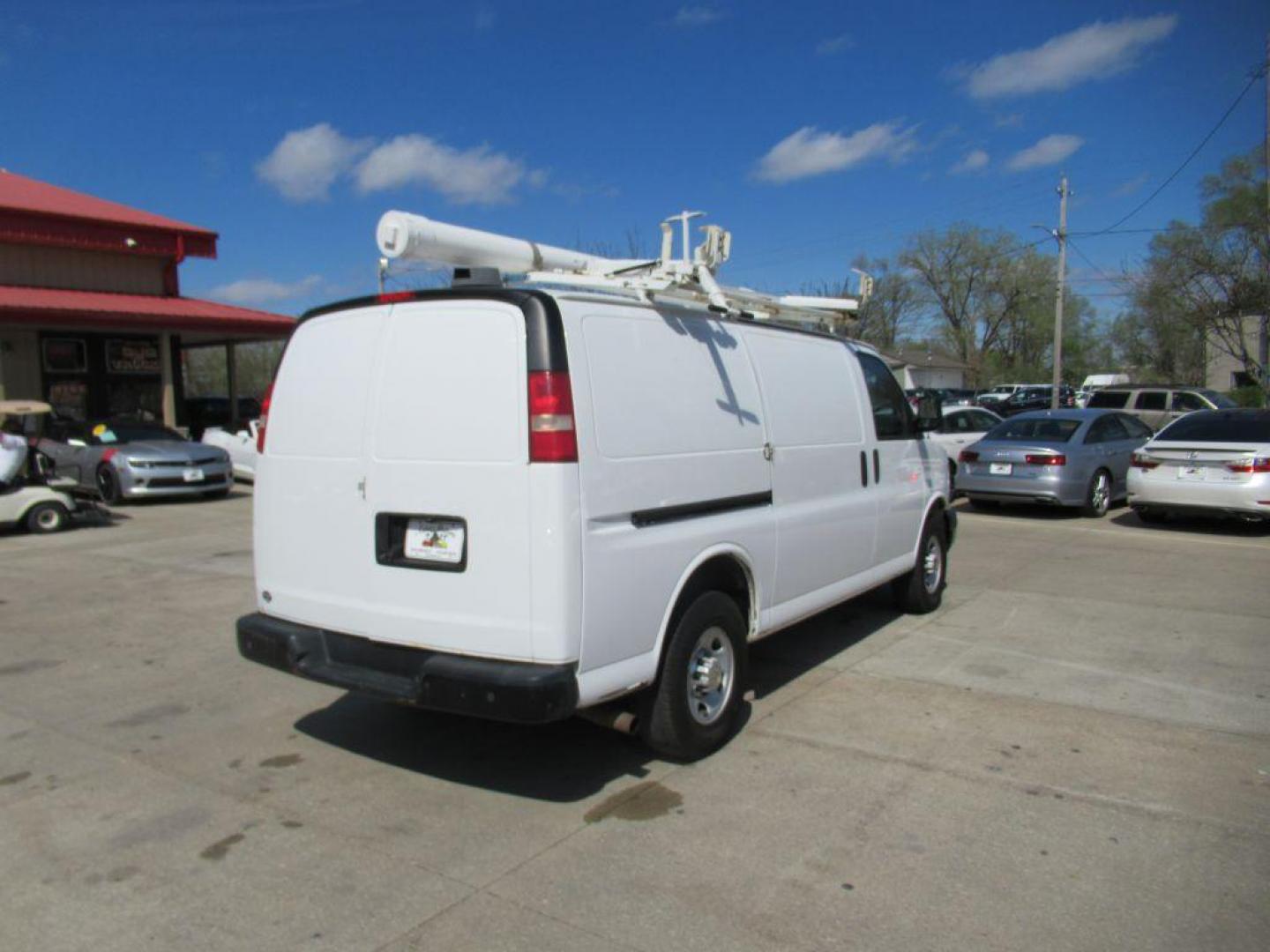 2014 WHITE CHEVROLET EXPRESS G2500 (1GCWGFCA1E1) with an 4.8L engine, Automatic transmission, located at 908 SE 14th Street, Des Moines, IA, 50317, (515) 281-0330, 41.580303, -93.597046 - Photo#4