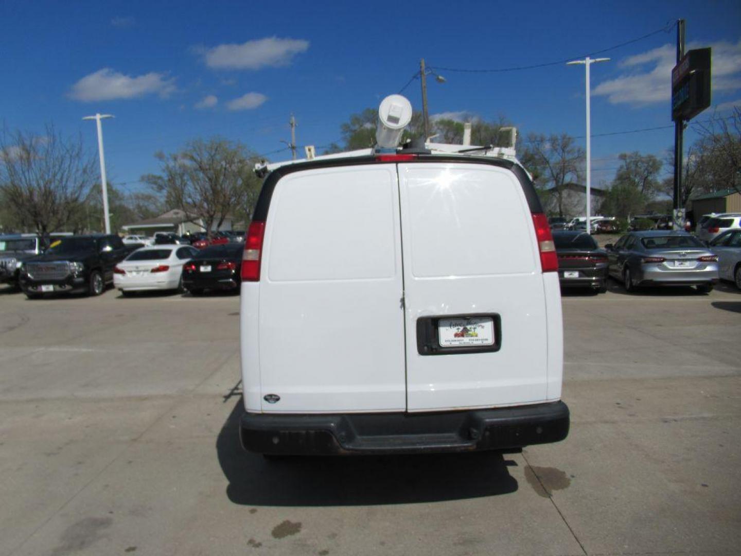 2014 WHITE CHEVROLET EXPRESS G2500 (1GCWGFCA1E1) with an 4.8L engine, Automatic transmission, located at 908 SE 14th Street, Des Moines, IA, 50317, (515) 281-0330, 41.580303, -93.597046 - Photo#5