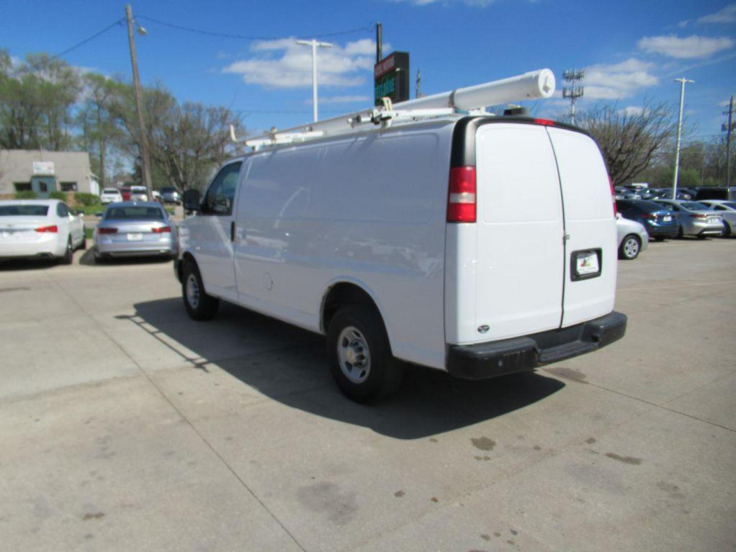 2014 WHITE CHEVROLET EXPRESS G2500 (1GCWGFCA1E1) with an 4.8L engine, Automatic transmission, located at 908 SE 14th Street, Des Moines, IA, 50317, (515) 281-0330, 41.580303, -93.597046 - Photo#6