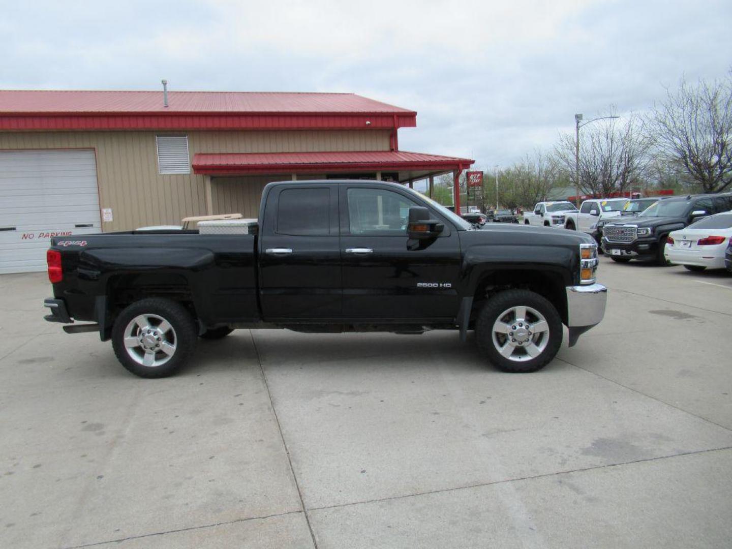 2017 BLACK CHEVROLET SILVERADO 2500 HEAVY DUTY (1GC2KUEG5HZ) with an 6.0L engine, Automatic transmission, located at 908 SE 14th Street, Des Moines, IA, 50317, (515) 281-0330, 41.580303, -93.597046 - Photo#3