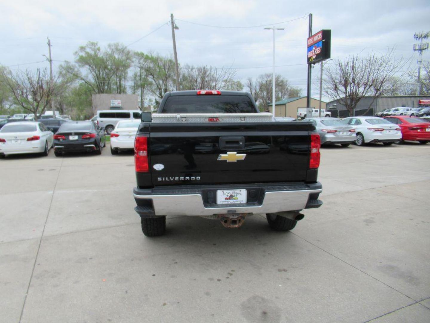 2017 BLACK CHEVROLET SILVERADO 2500 HEAVY DUTY (1GC2KUEG5HZ) with an 6.0L engine, Automatic transmission, located at 908 SE 14th Street, Des Moines, IA, 50317, (515) 281-0330, 41.580303, -93.597046 - Photo#5