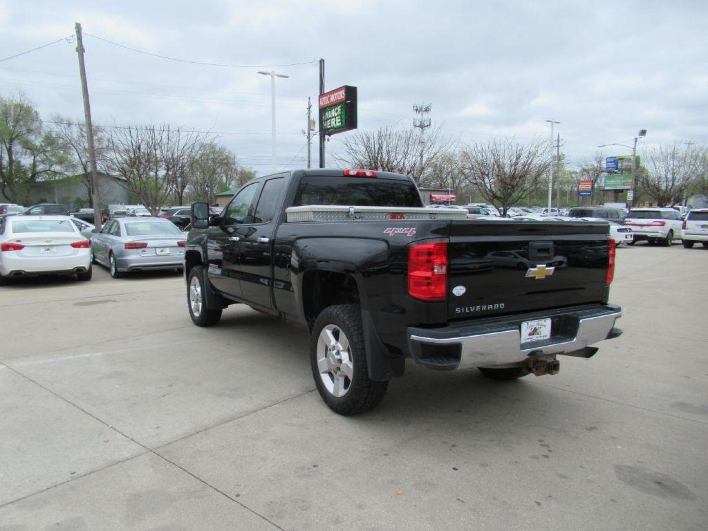 2017 BLACK CHEVROLET SILVERADO 2500 HEAVY DUTY (1GC2KUEG5HZ) with an 6.0L engine, Automatic transmission, located at 908 SE 14th Street, Des Moines, IA, 50317, (515) 281-0330, 41.580303, -93.597046 - Photo#6