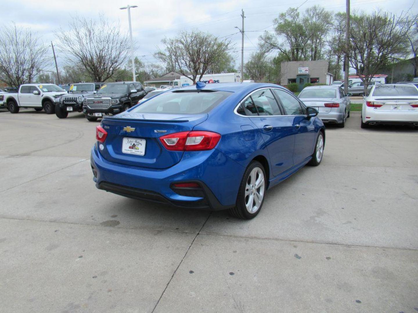 2017 BLUE CHEVROLET CRUZE PREMIER (1G1BF5SM0H7) with an 1.4L engine, Automatic transmission, located at 908 SE 14th Street, Des Moines, IA, 50317, (515) 281-0330, 41.580303, -93.597046 - Photo#4