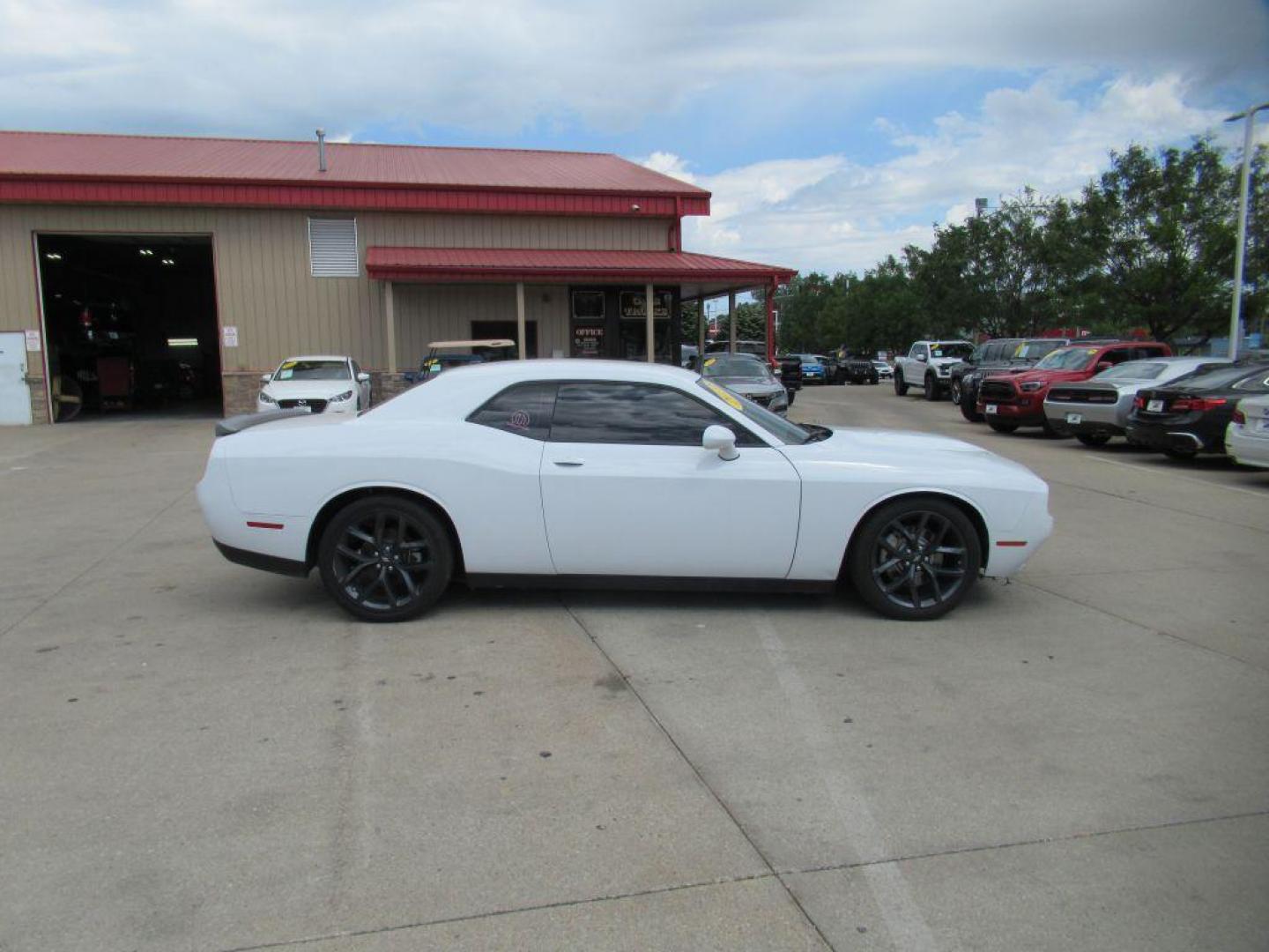 2022 WHITE DODGE CHALLENGER GT (2C3CDZJG0NH) with an 3.6L engine, Automatic transmission, located at 908 SE 14th Street, Des Moines, IA, 50317, (515) 281-0330, 41.580303, -93.597046 - Photo#3