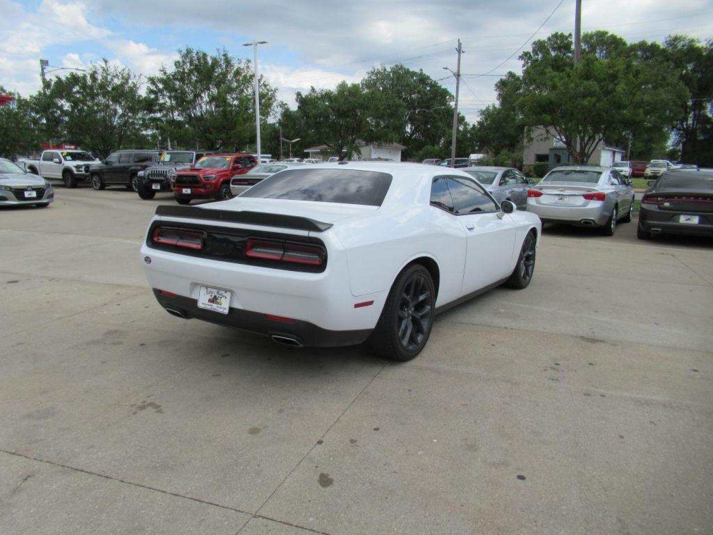 2022 WHITE DODGE CHALLENGER GT (2C3CDZJG0NH) with an 3.6L engine, Automatic transmission, located at 908 SE 14th Street, Des Moines, IA, 50317, (515) 281-0330, 41.580303, -93.597046 - Photo#4