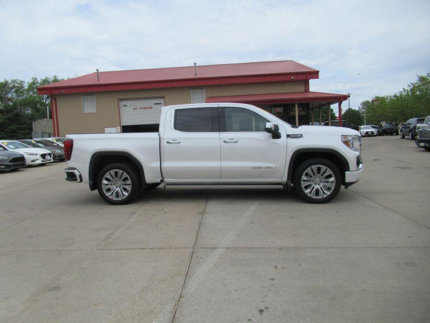 2021 WHITE GMC SIERRA 1500 DENALI (3GTU9FEL1MG) with an 6.2L engine, Automatic transmission, located at 908 SE 14th Street, Des Moines, IA, 50317, (515) 281-0330, 41.580303, -93.597046 - Photo#3