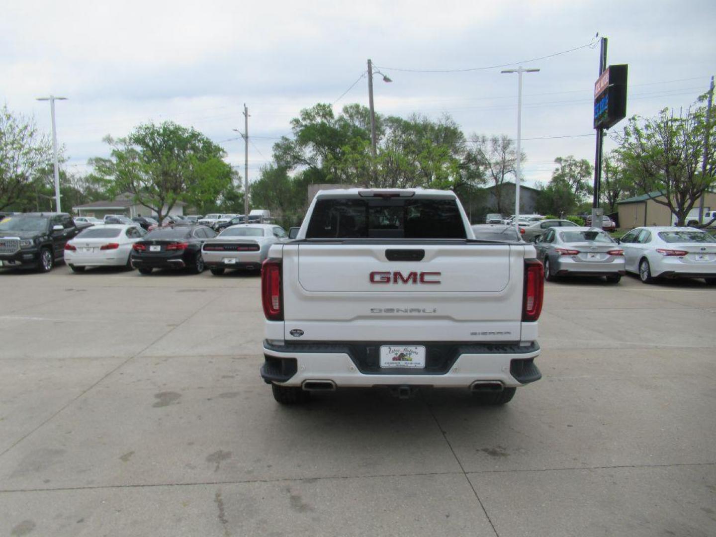 2021 WHITE GMC SIERRA 1500 DENALI (3GTU9FEL1MG) with an 6.2L engine, Automatic transmission, located at 908 SE 14th Street, Des Moines, IA, 50317, (515) 281-0330, 41.580303, -93.597046 - Photo#5