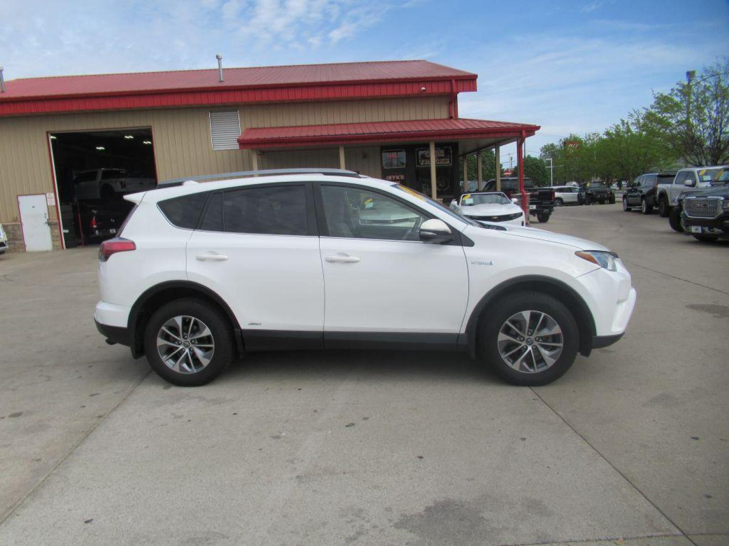 2017 WHITE TOYOTA RAV4 HV LE (JTMRJREV1HD) with an 2.5L engine, Continuously Variable transmission, located at 908 SE 14th Street, Des Moines, IA, 50317, (515) 281-0330, 41.580303, -93.597046 - Photo#3