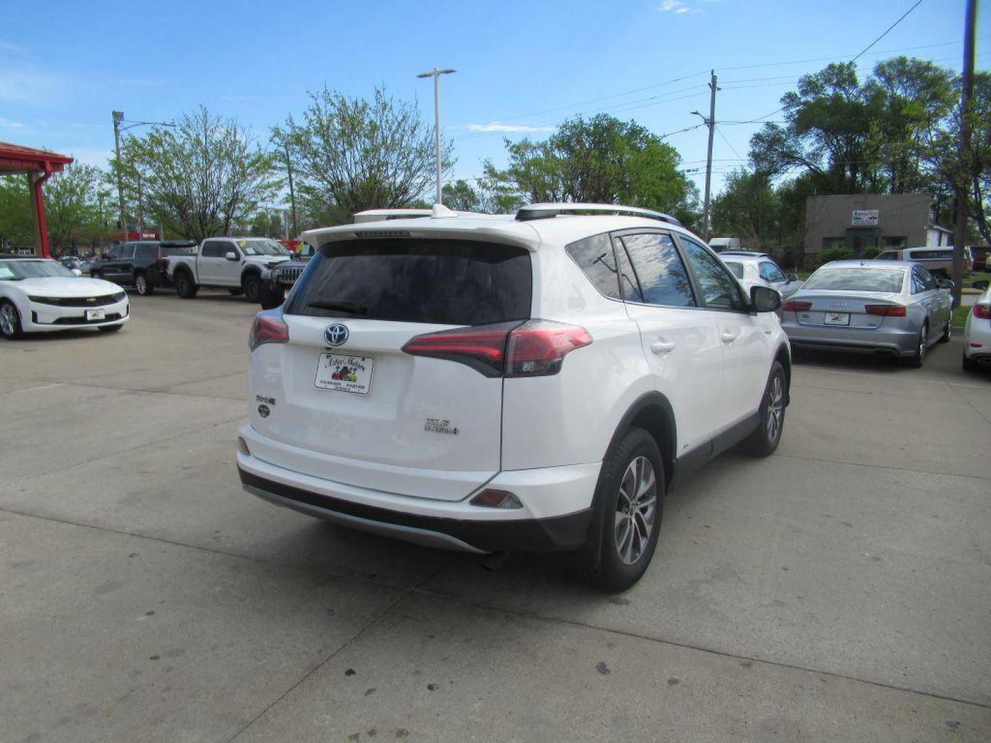 2017 WHITE TOYOTA RAV4 HV LE (JTMRJREV1HD) with an 2.5L engine, Continuously Variable transmission, located at 908 SE 14th Street, Des Moines, IA, 50317, (515) 281-0330, 41.580303, -93.597046 - Photo#4