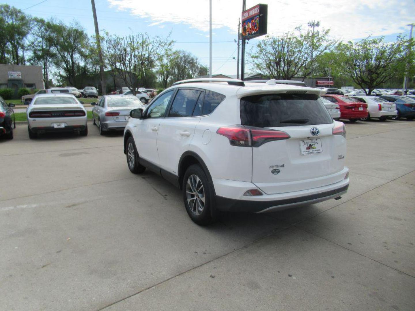 2017 WHITE TOYOTA RAV4 HV LE (JTMRJREV1HD) with an 2.5L engine, Continuously Variable transmission, located at 908 SE 14th Street, Des Moines, IA, 50317, (515) 281-0330, 41.580303, -93.597046 - Photo#6