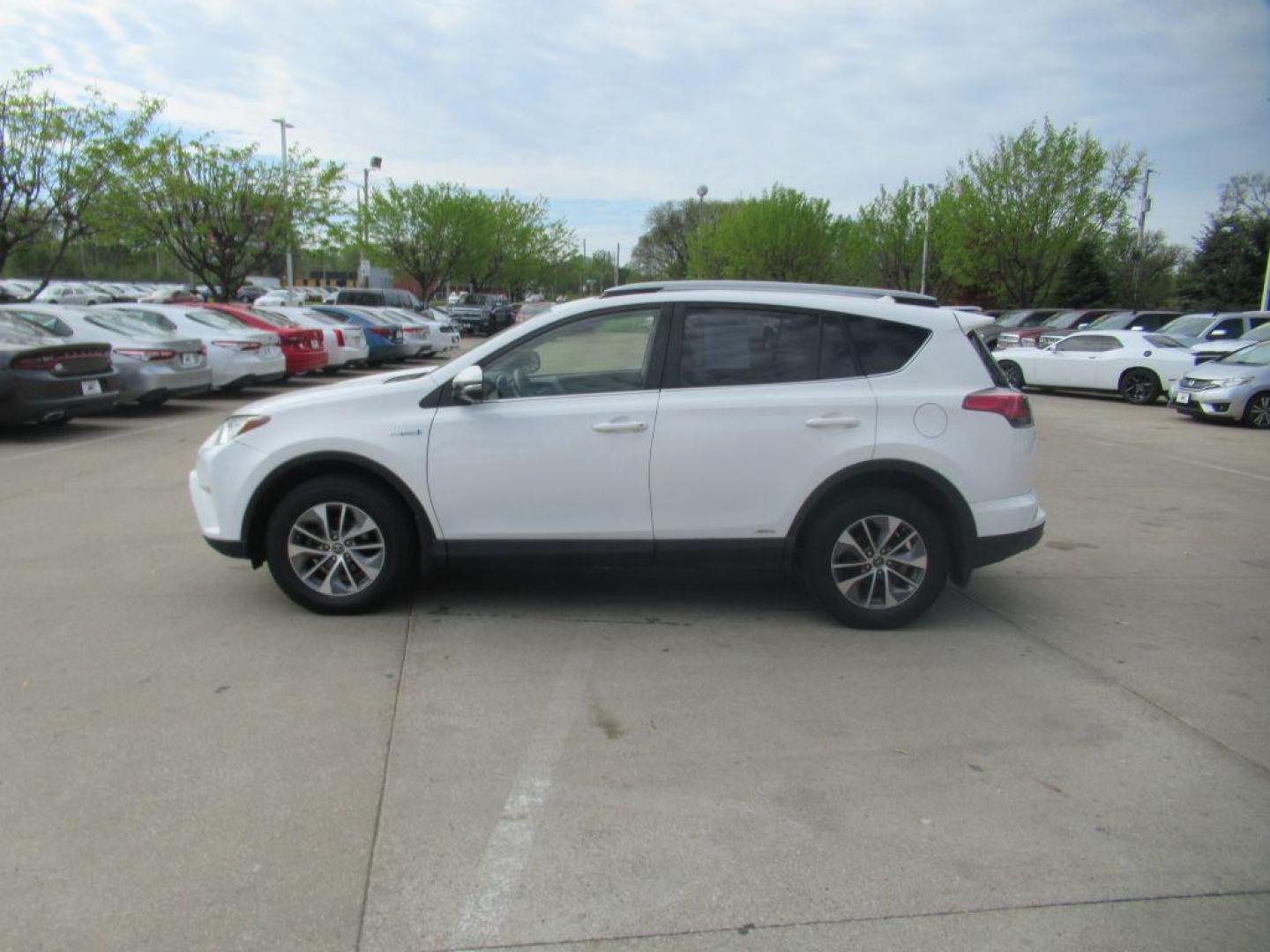 2017 WHITE TOYOTA RAV4 HV LE (JTMRJREV1HD) with an 2.5L engine, Continuously Variable transmission, located at 908 SE 14th Street, Des Moines, IA, 50317, (515) 281-0330, 41.580303, -93.597046 - Photo#7