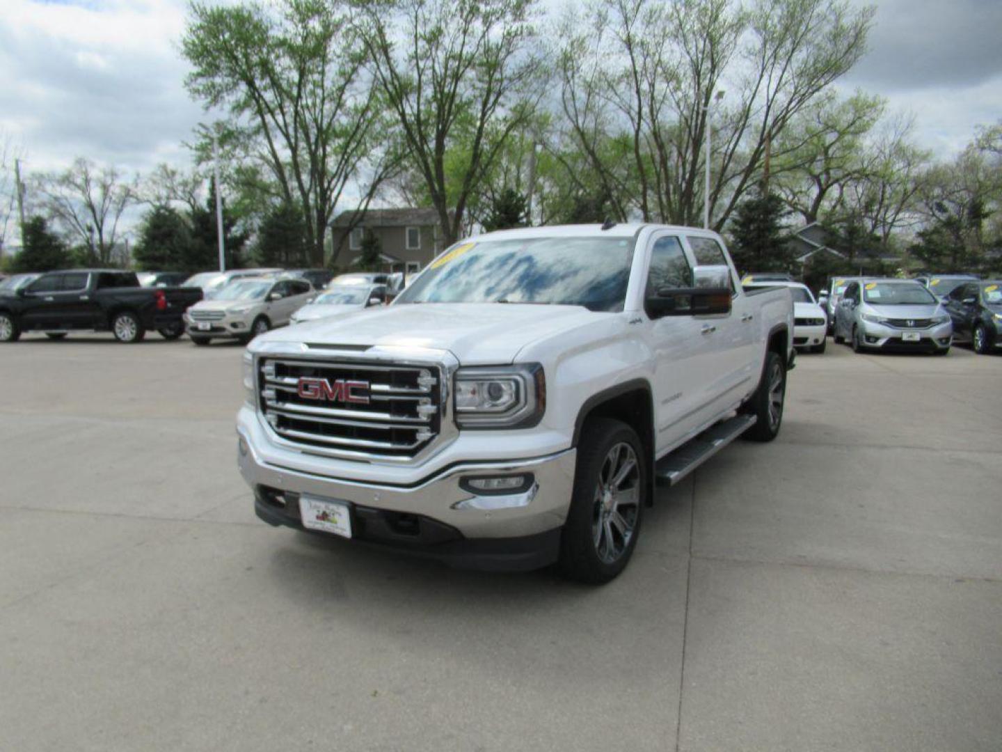 2017 WHITE GMC SIERRA 1500 SLT (3GTU2NEJXHG) with an 6.2L engine, Automatic transmission, located at 908 SE 14th Street, Des Moines, IA, 50317, (515) 281-0330, 41.580303, -93.597046 - Photo#0