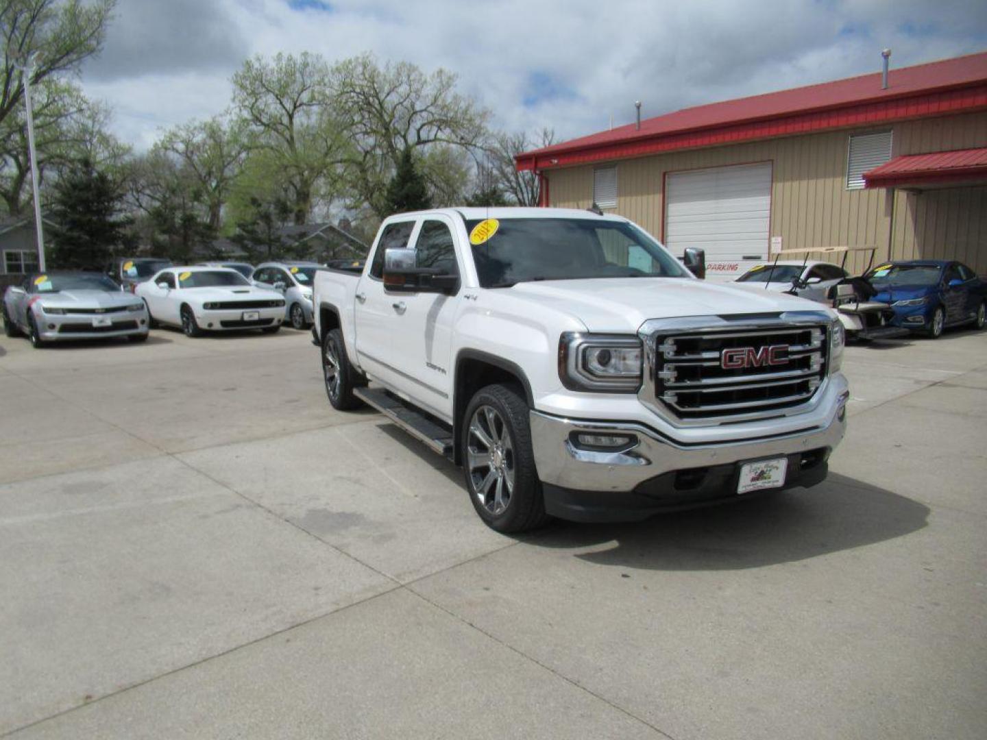 2017 WHITE GMC SIERRA 1500 SLT (3GTU2NEJXHG) with an 6.2L engine, Automatic transmission, located at 908 SE 14th Street, Des Moines, IA, 50317, (515) 281-0330, 41.580303, -93.597046 - Photo#2