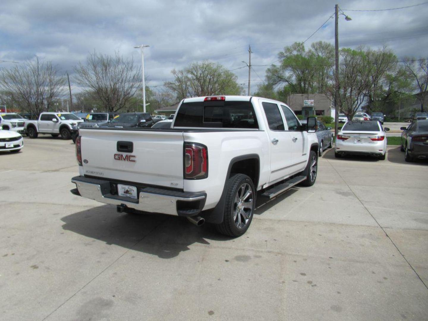 2017 WHITE GMC SIERRA 1500 SLT (3GTU2NEJXHG) with an 6.2L engine, Automatic transmission, located at 908 SE 14th Street, Des Moines, IA, 50317, (515) 281-0330, 41.580303, -93.597046 - Photo#4